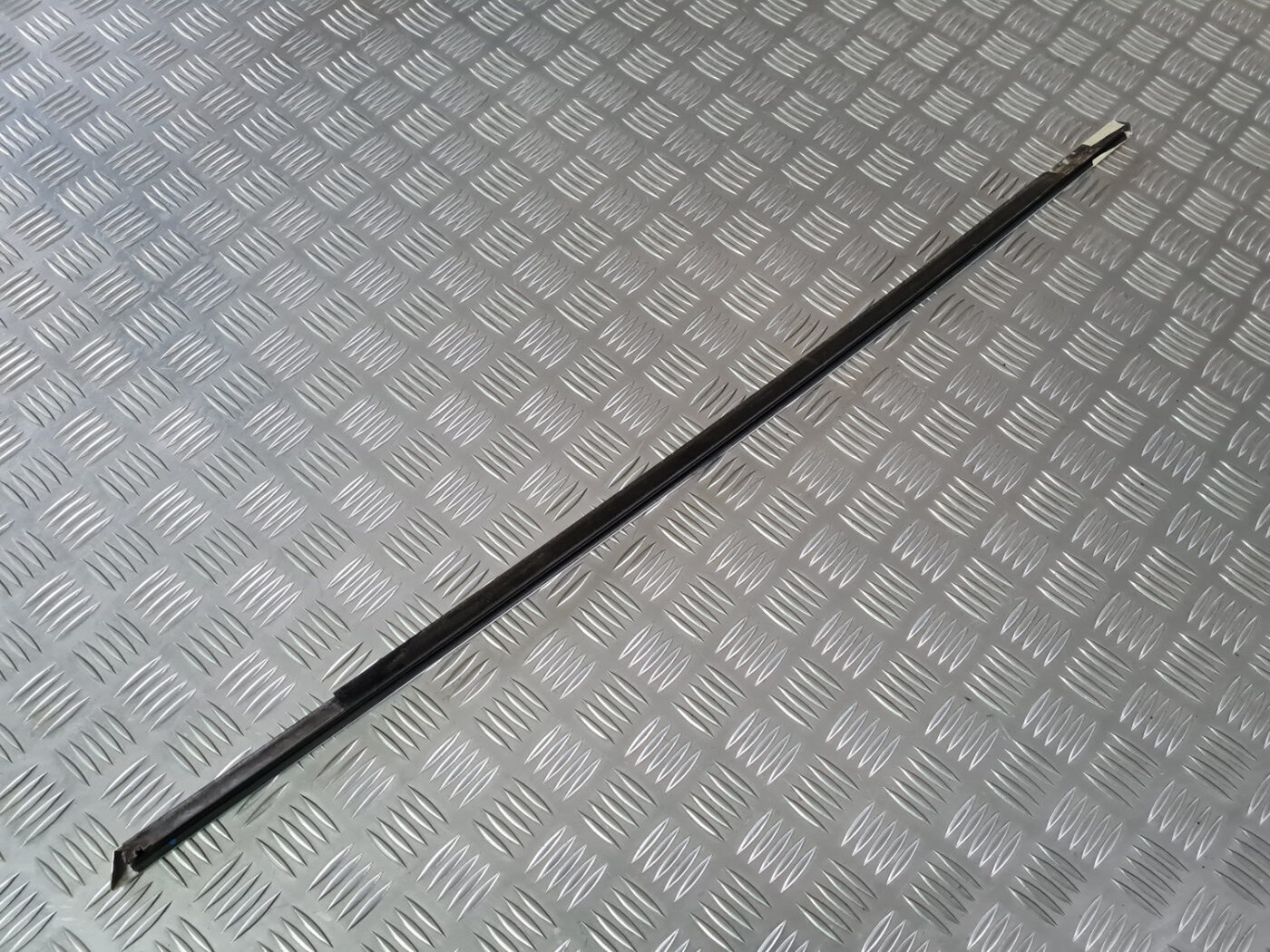 Durvju stikla moldings priekš VOLVO XC 60 2009 3 Durvju stikla moldings priekš VOLVO XC 60 2009