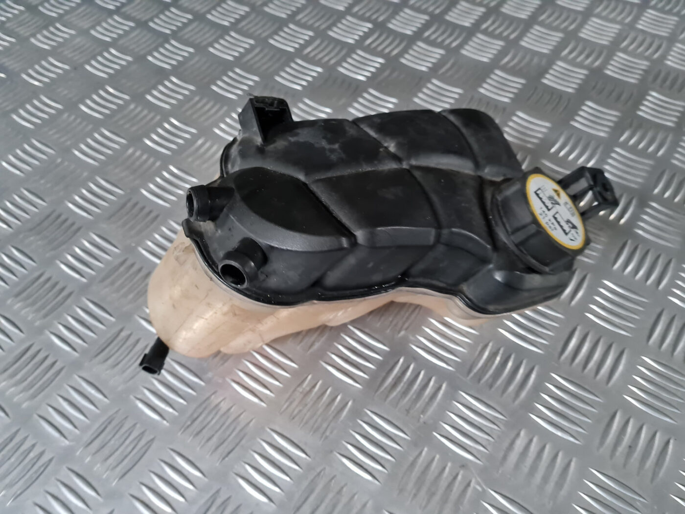 Dzesēšanas šķidruma tvertne priekš VOLVO XC 60 2009 2 Dzesēšanas šķidruma tvertne priekš VOLVO XC 60 2009