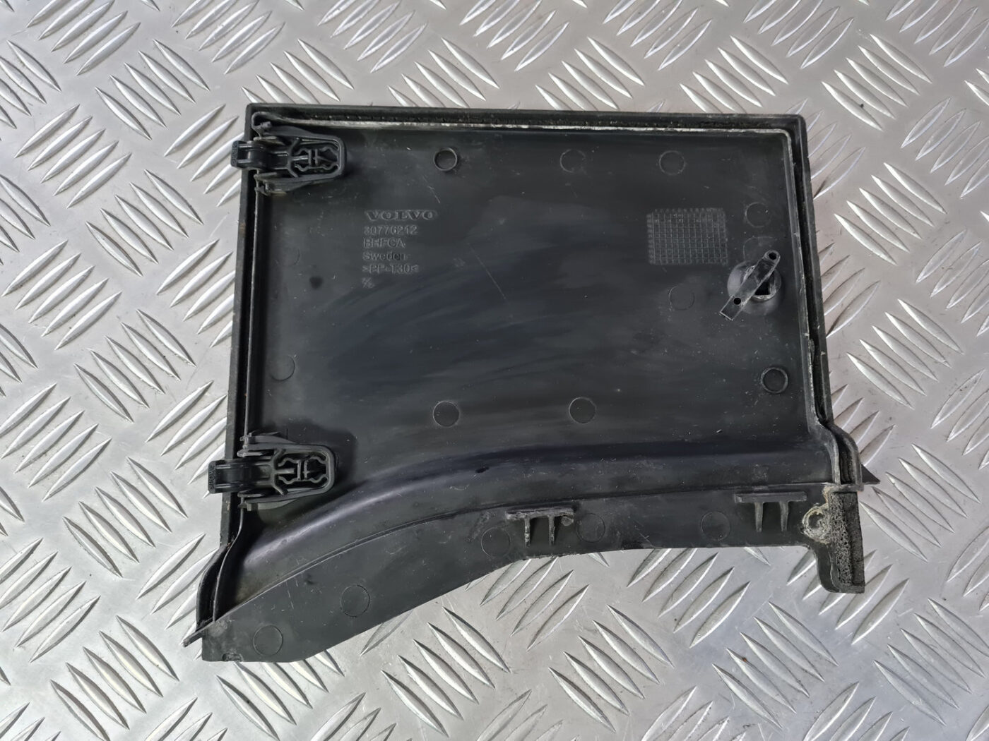 Drošinātāju kārbas korpusa vāks priekš VOLVO XC 60 2009 4 Drošinātāju kārbas korpusa vāks priekš VOLVO XC 60 2009