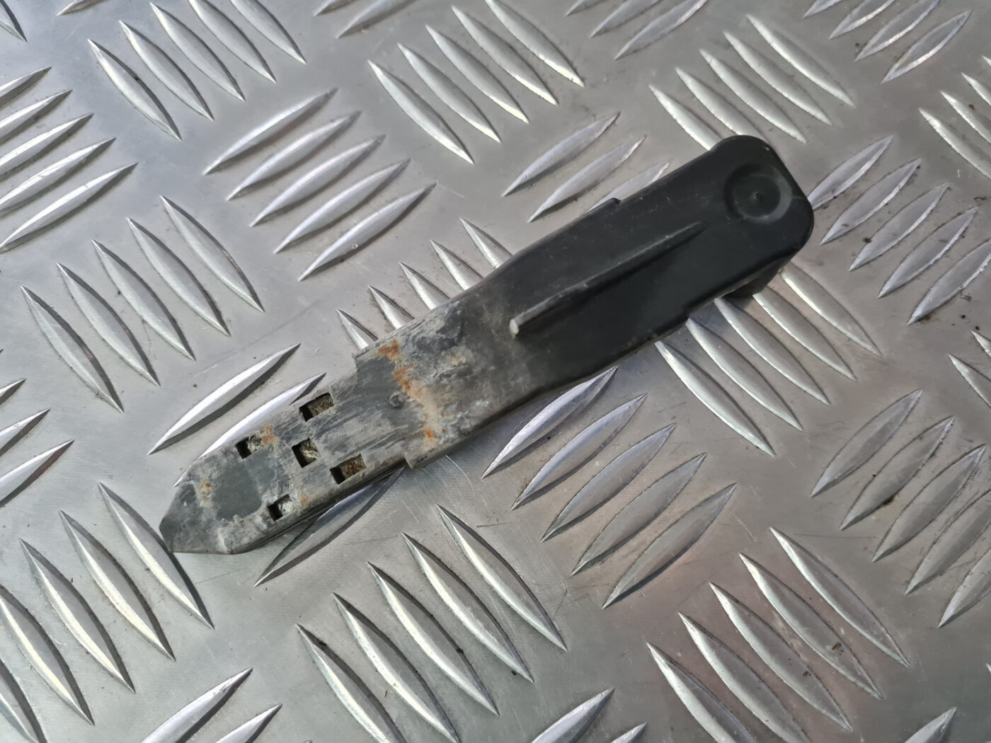 Priekšēja luktura kronšteins priekš VOLVO XC 60 2009 4 Priekšēja luktura kronšteins priekš VOLVO XC 60 2009