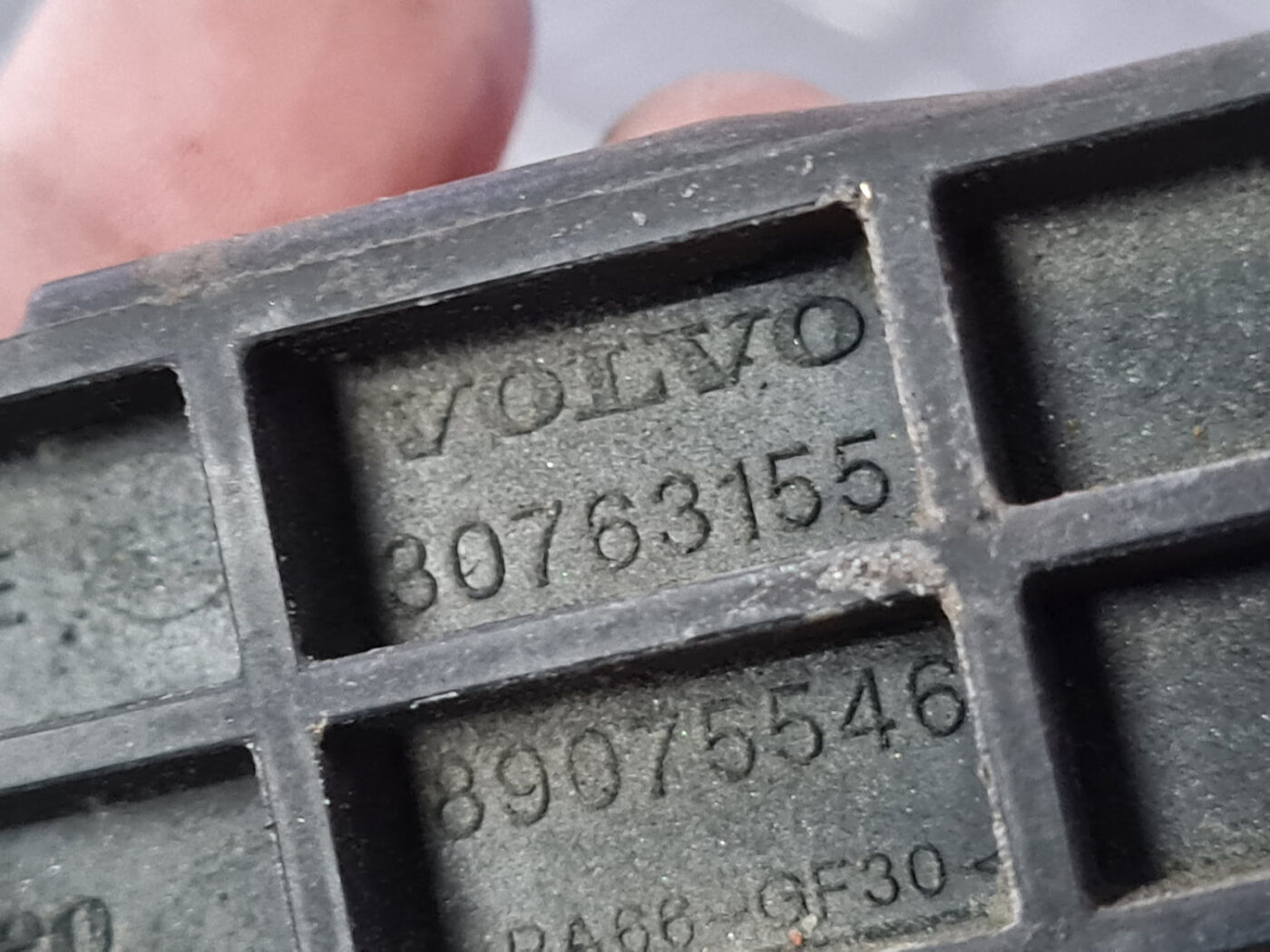 Priekšēja luktura kronšteins priekš VOLVO XC 60 2009 3 Priekšēja luktura kronšteins priekš VOLVO XC 60 2009