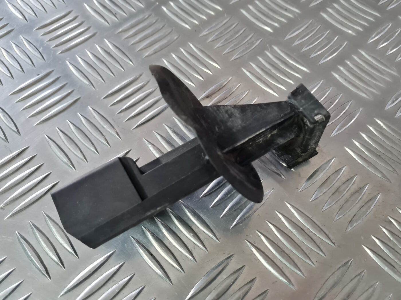 Degvielas tvertnes vāka slēdzenes kronšteins priekš VOLVO XC 60 2009 2 Degvielas tvertnes vāka slēdzenes kronšteins priekš VOLVO XC 60 2009