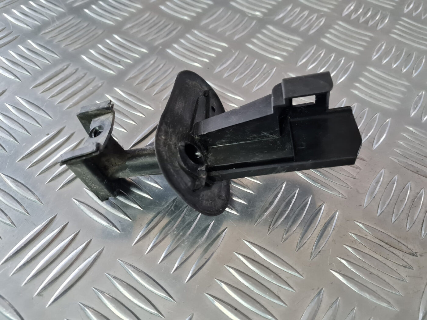 Degvielas tvertnes vāka slēdzenes kronšteins priekš VOLVO XC 60 2009 4 Degvielas tvertnes vāka slēdzenes kronšteins priekš VOLVO XC 60 2009