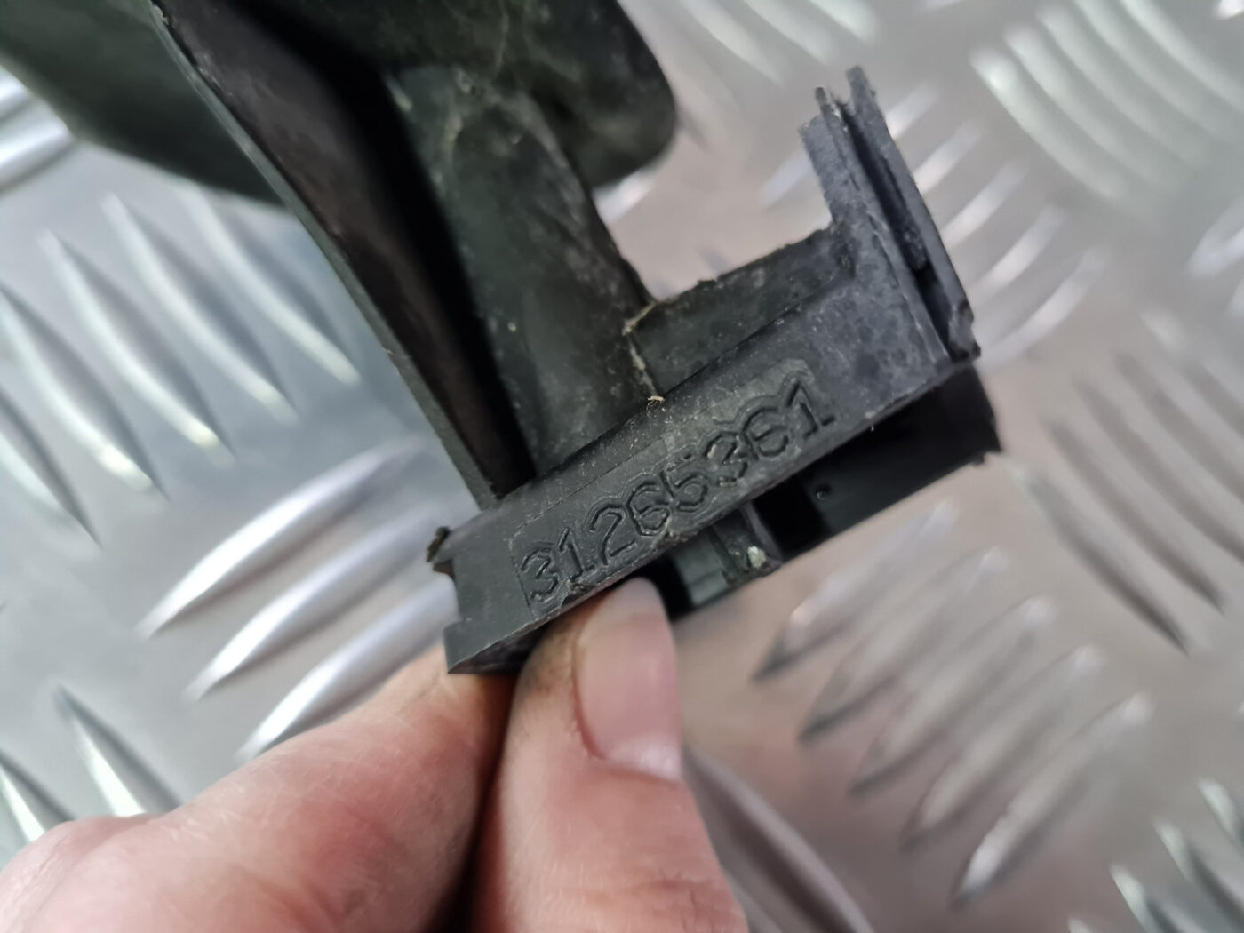 Degvielas tvertnes vāka slēdzenes kronšteins priekš VOLVO XC 60 2009 3 Degvielas tvertnes vāka slēdzenes kronšteins priekš VOLVO XC 60 2009