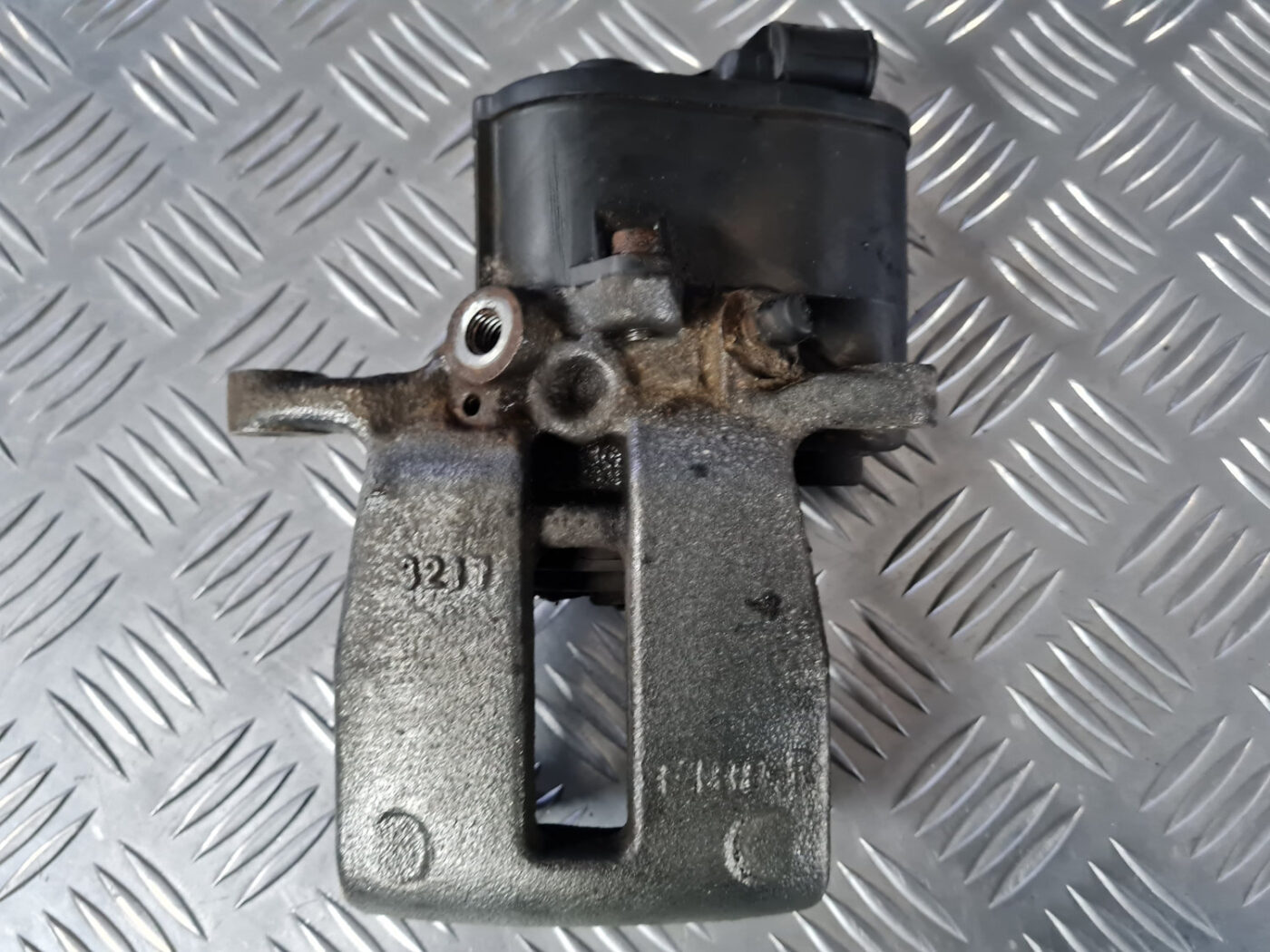 Aizmugurējais labais suports priekš VOLVO XC 60 2009 2 Aizmugurējais labais suports priekš VOLVO XC 60 2009