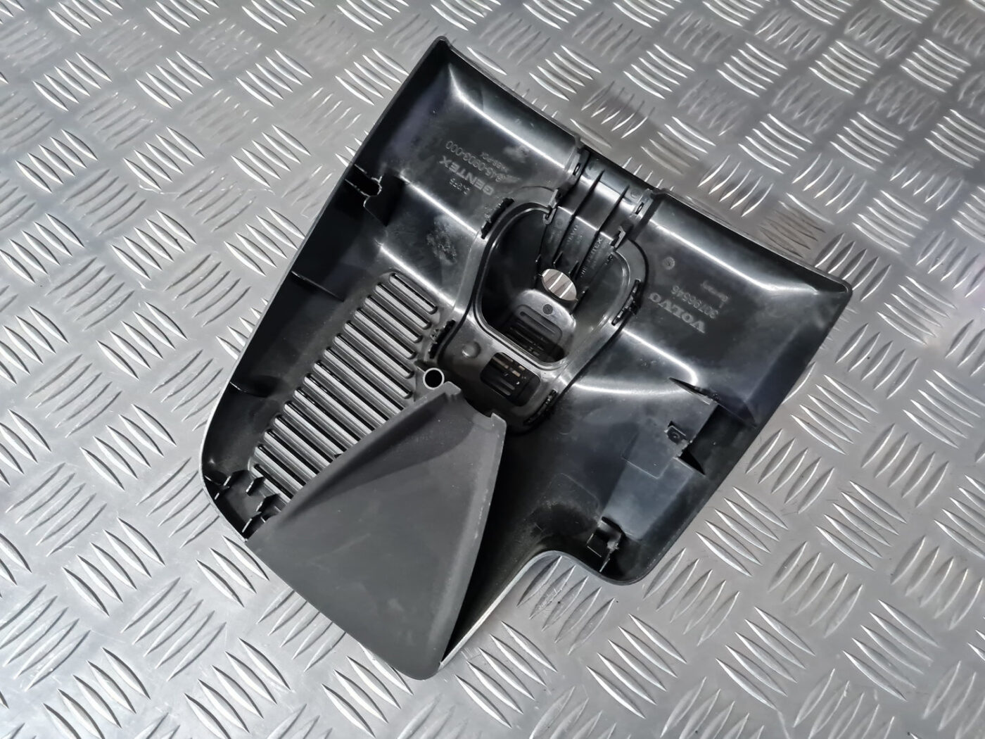 Atpakaļskata spoguļa apdare (salonā) priekš VOLVO XC 60 2009 7 Atpakaļskata spoguļa apdare (salonā) priekš VOLVO XC 60 2009