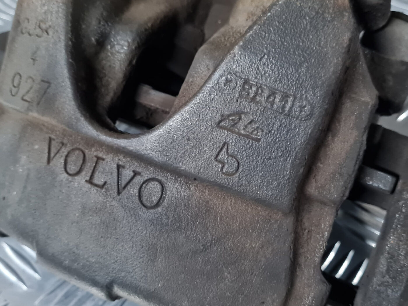 Priekšējais kreisais suports priekš VOLVO XC 60 2009 10 Priekšējais kreisais suports priekš VOLVO XC 60 2009