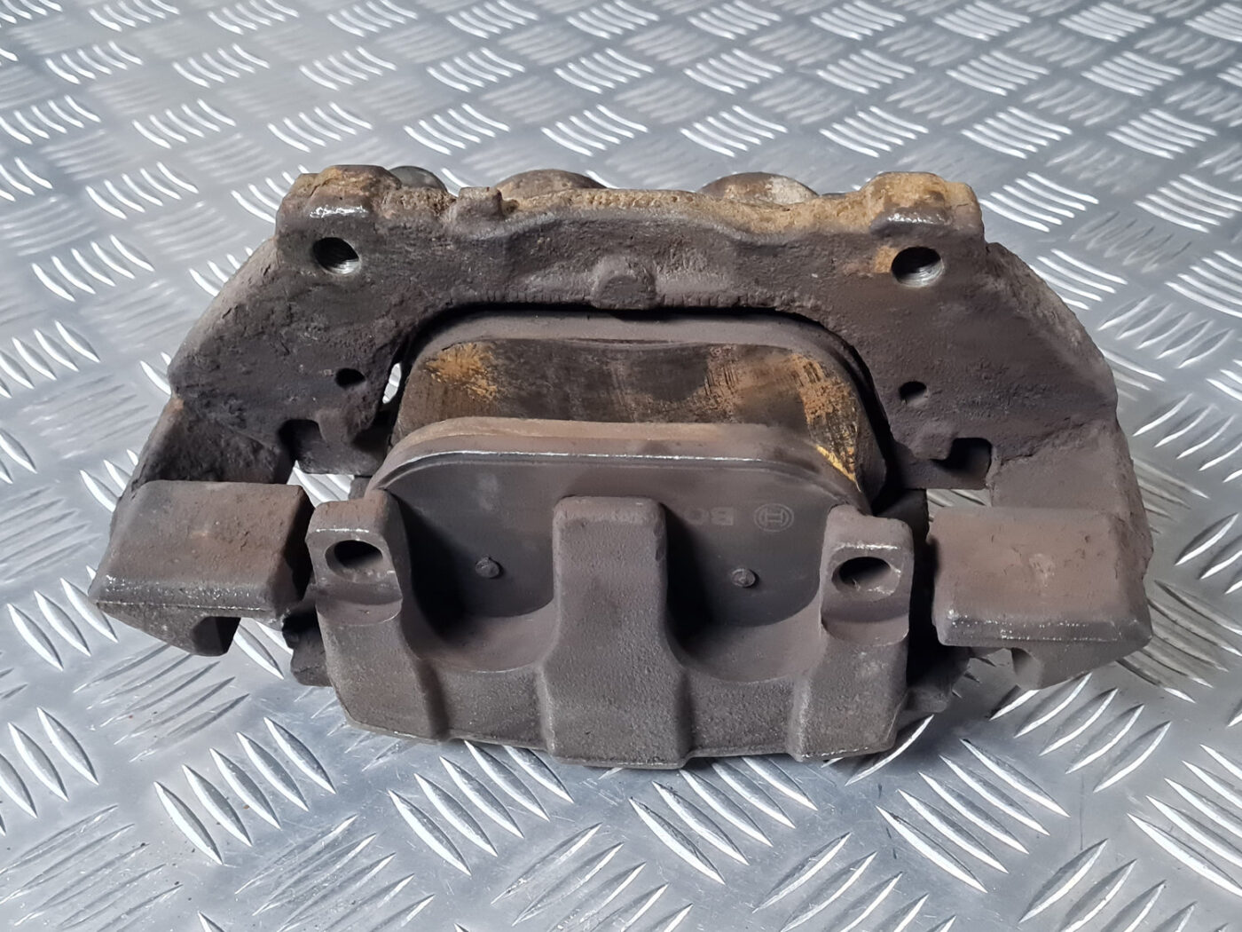 Priekšējais kreisais suports priekš VOLVO XC 60 2009 6 Priekšējais kreisais suports priekš VOLVO XC 60 2009