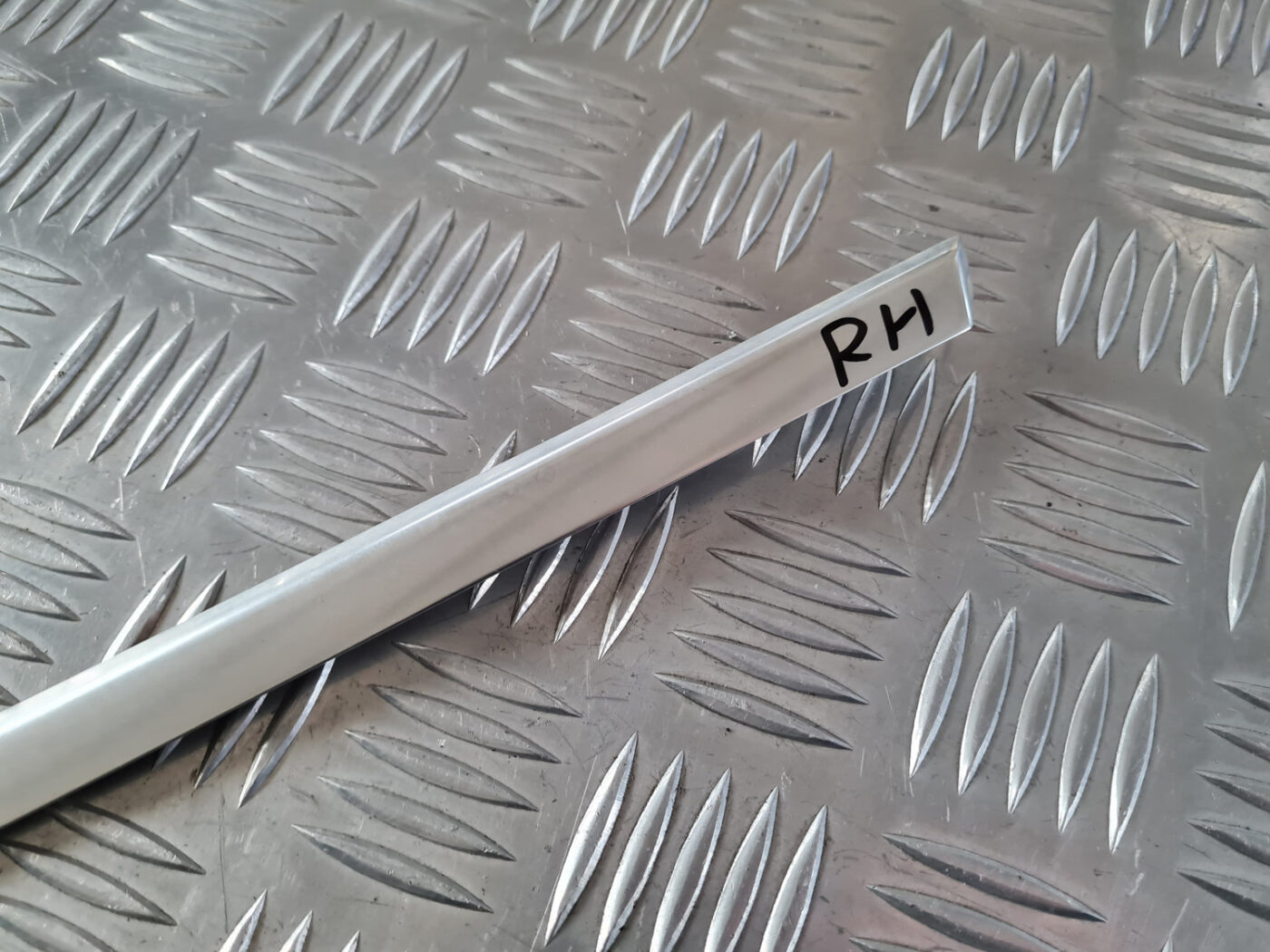 Aizmugurēja sānu stikla moldings priekš VOLVO XC 60 2009 3 Aizmugurēja sānu stikla moldings priekš VOLVO XC 60 2009