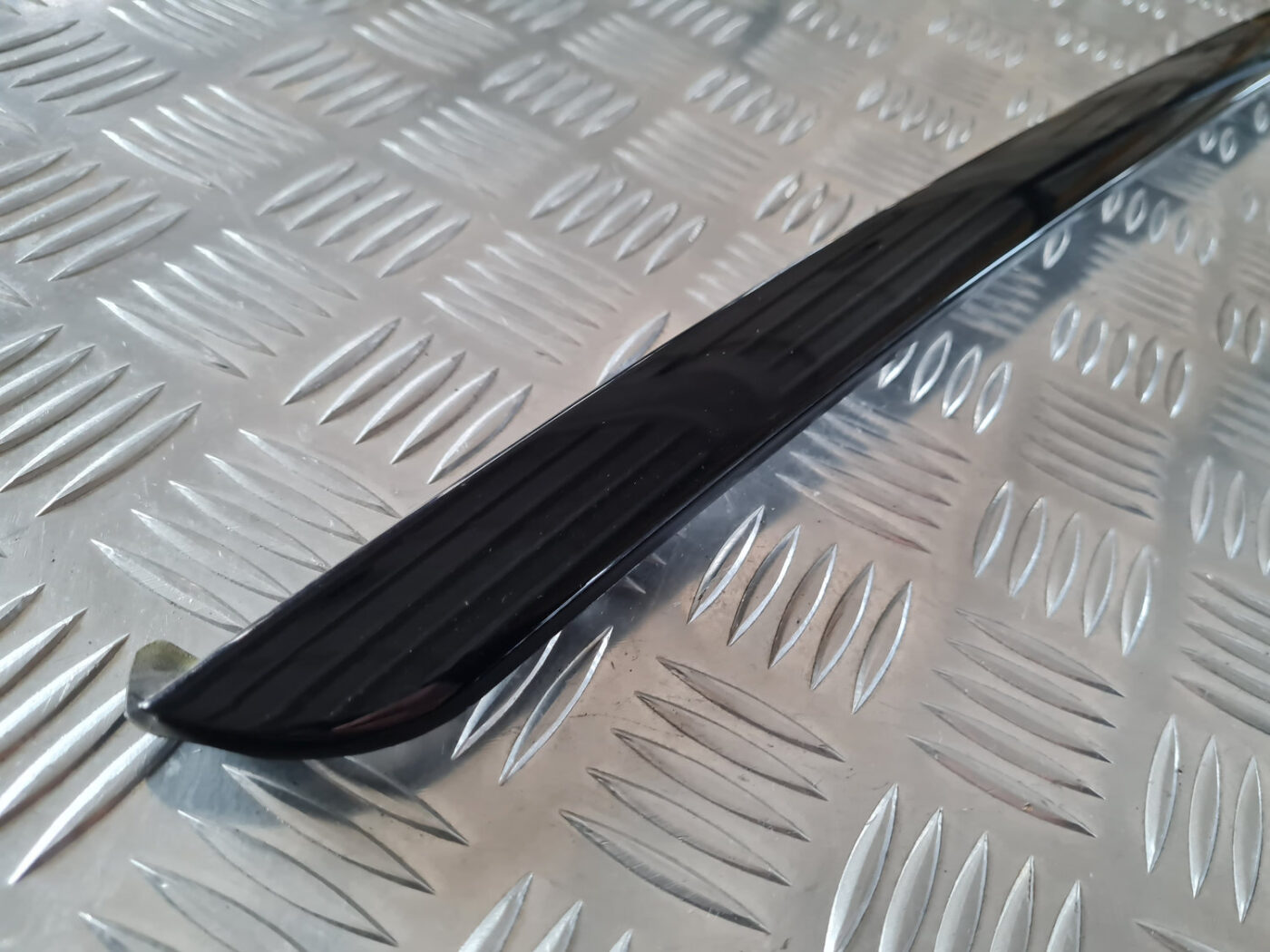 Vējstikla moldings priekš VOLVO XC 60 2009 2 Vējstikla moldings priekš VOLVO XC 60 2009