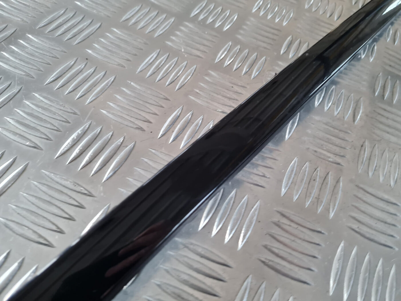 Vējstikla moldings priekš VOLVO XC 60 2009 10 Vējstikla moldings priekš VOLVO XC 60 2009