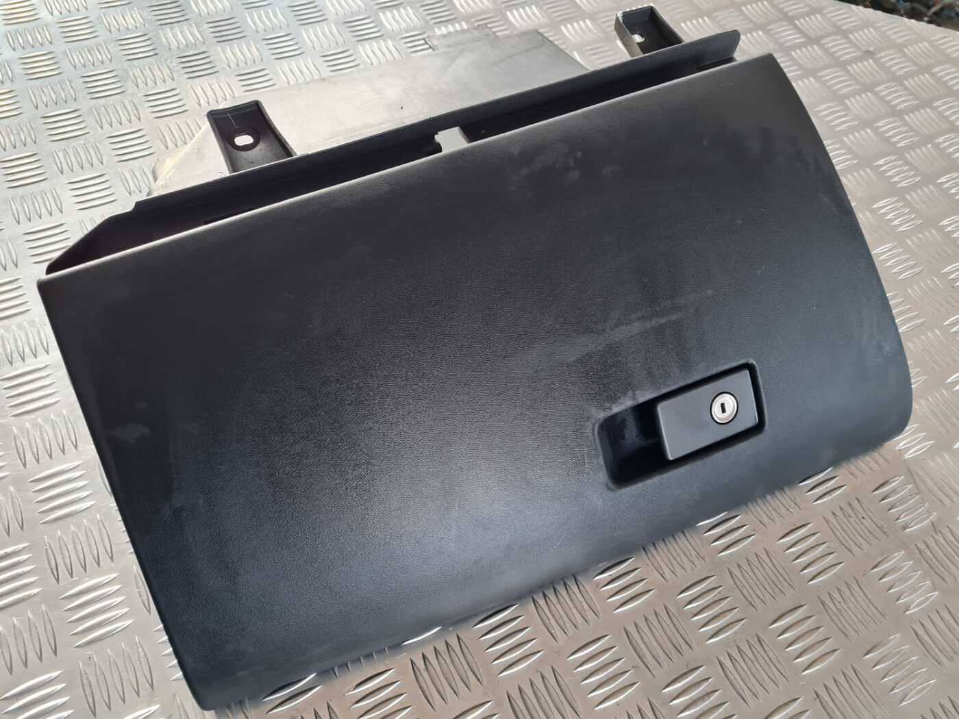 Mantu glabāšanas nodalījums pasažiera pusē priekš VOLVO XC 60 2009 2 Mantu glabāšanas nodalījums pasažiera pusē priekš VOLVO XC 60 2009