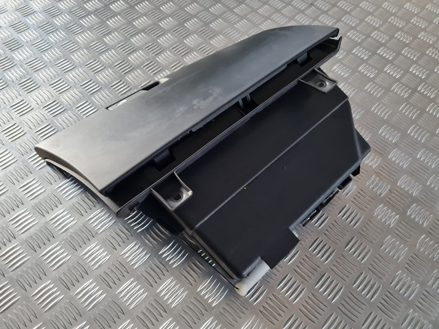 Mantu glabāšanas nodalījums pasažiera pusē priekš VOLVO XC 60 2009 10 Mantu glabāšanas nodalījums pasažiera pusē priekš VOLVO XC 60 2009