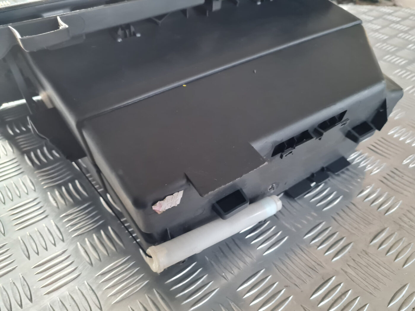 Mantu glabāšanas nodalījums pasažiera pusē priekš VOLVO XC 60 2009 9 Mantu glabāšanas nodalījums pasažiera pusē priekš VOLVO XC 60 2009