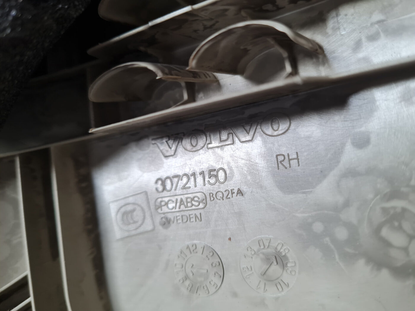 Aizmugurējas salona statnes apdare priekš VOLVO XC 60 2009 3 Aizmugurējas salona statnes apdare priekš VOLVO XC 60 2009