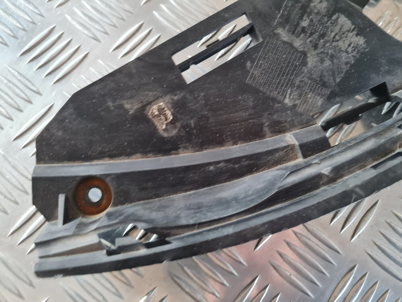 Priekšēja luktura kronšteins priekš VOLVO XC 60 2009 6 Priekšēja luktura kronšteins priekš VOLVO XC 60 2009