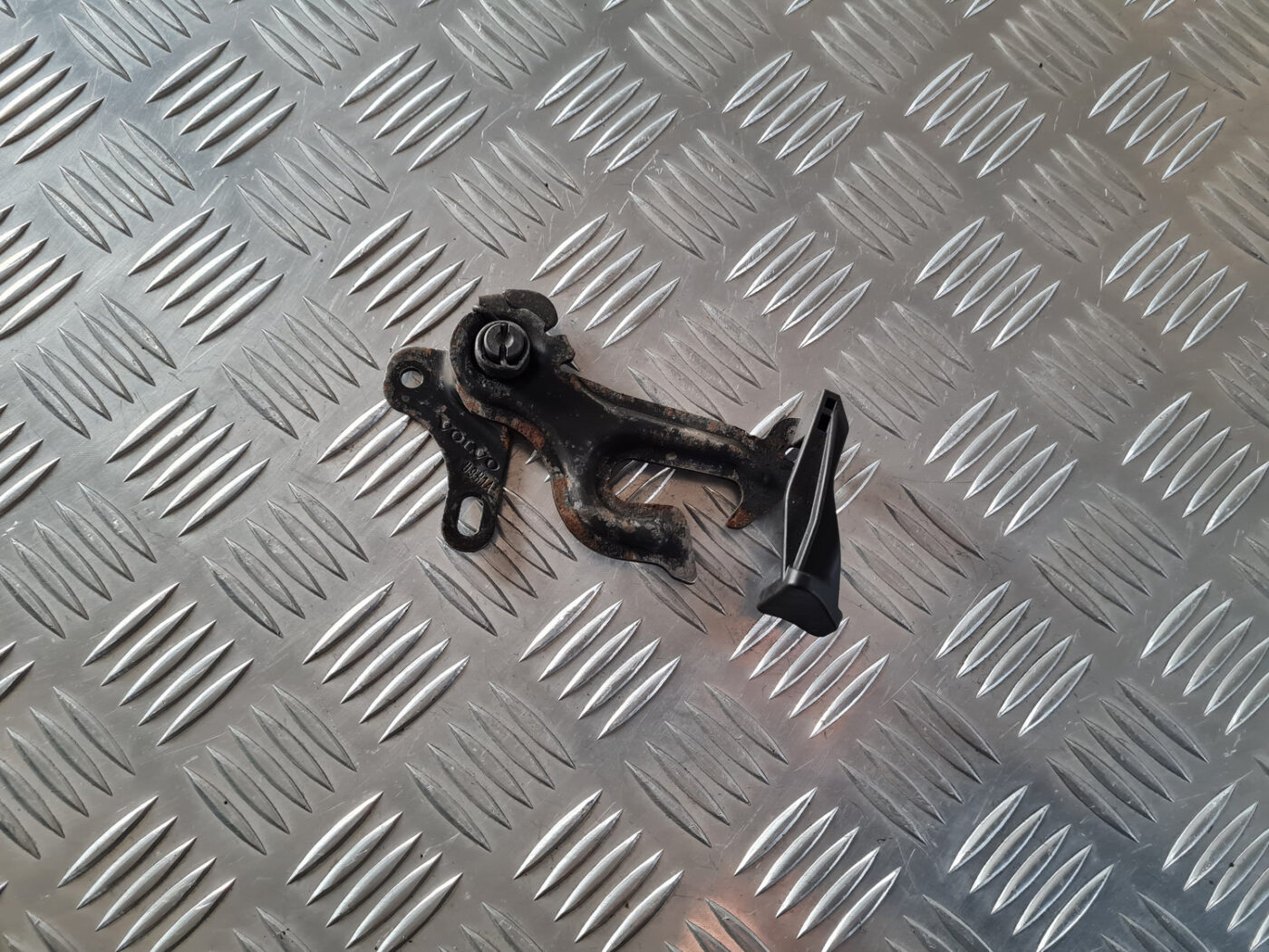 Pārsega atveršanas rokturis priekš VOLVO XC 60 2009 1 Pārsega atveršanas rokturis priekš VOLVO XC 60 2009