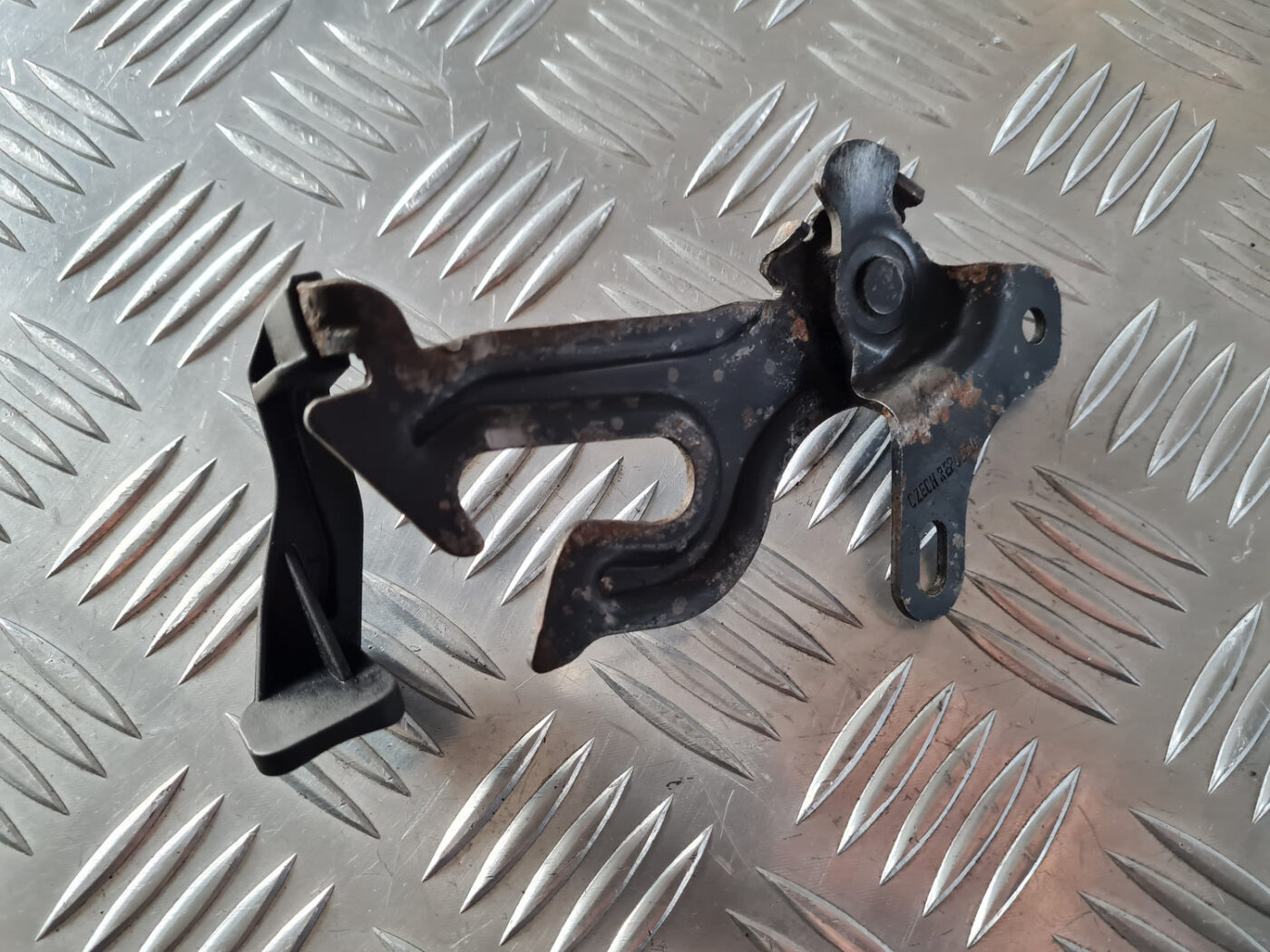 Pārsega atveršanas rokturis priekš VOLVO XC 60 2009 3 Pārsega atveršanas rokturis priekš VOLVO XC 60 2009