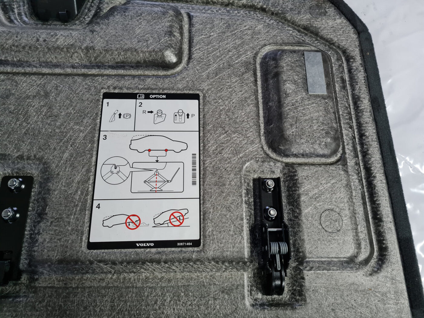 Bagāžnieka grīda priekš VOLVO XC 60 2009 5 Bagāžnieka grīda priekš VOLVO XC 60 2009