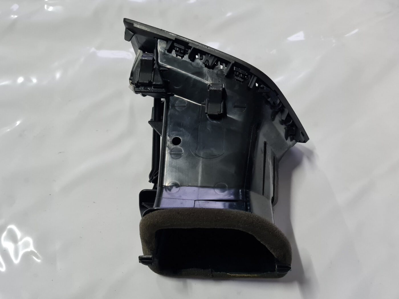 Mērinstrumentu paneļa gaisa vads, pa kreisi priekš VOLVO XC 60 2009 3 Mērinstrumentu paneļa gaisa vads, pa kreisi priekš VOLVO XC 60 2009