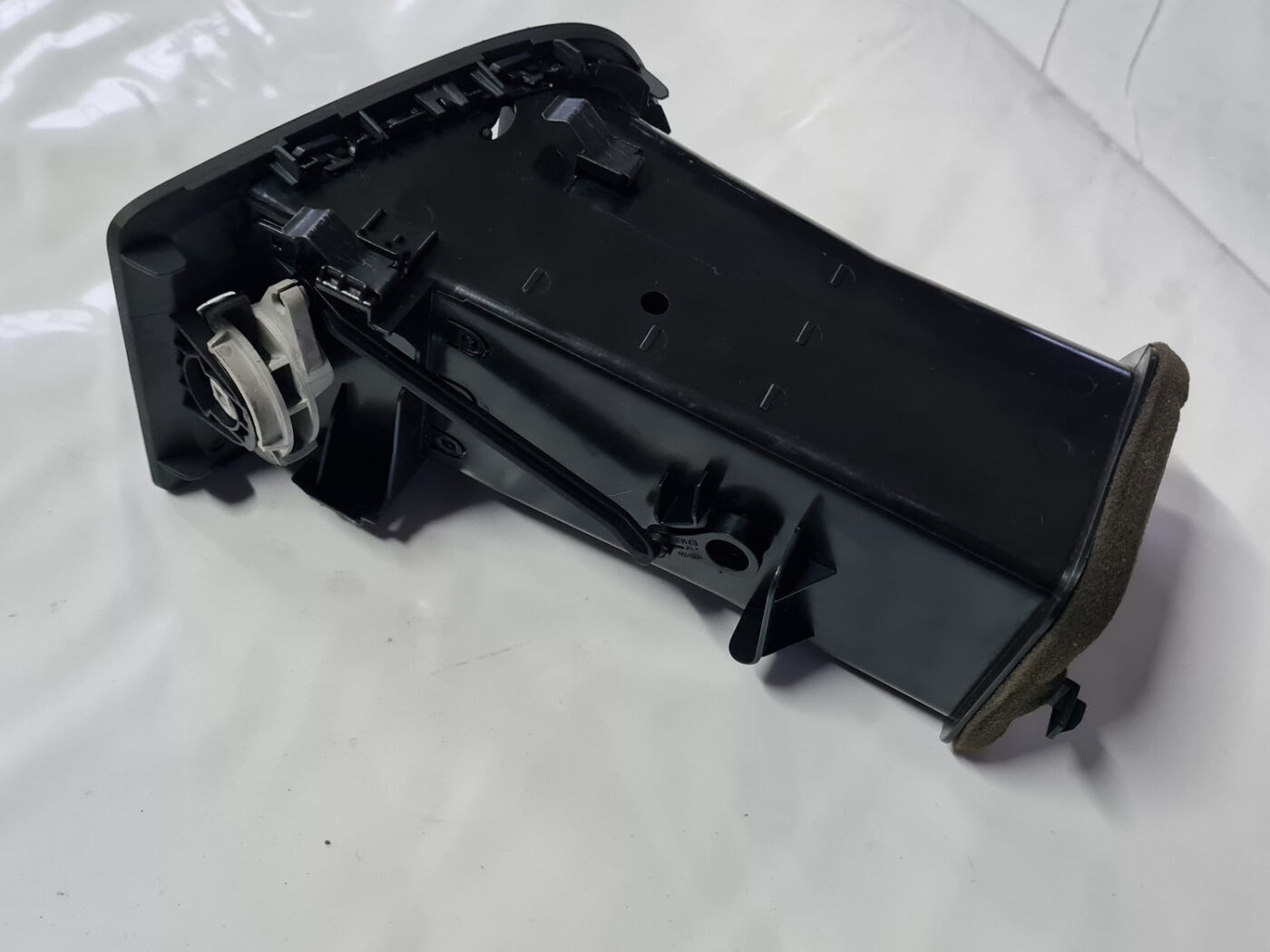 Mērinstrumentu paneļa gaisa vads, pa labi priekš VOLVO XC 60 2009 3 Mērinstrumentu paneļa gaisa vads, pa labi priekš VOLVO XC 60 2009