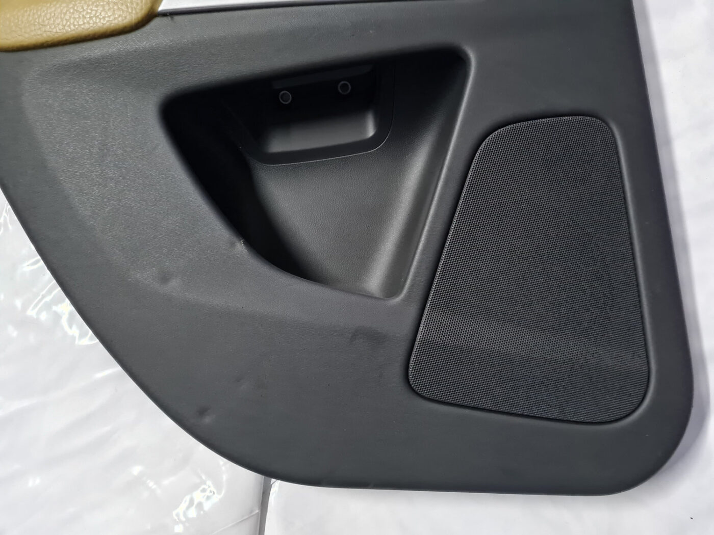 Aizmugurējo kreiso durvju apdare priekš VOLVO XC 60 2009 2 Aizmugurējo kreiso durvju apdare priekš VOLVO XC 60 2009