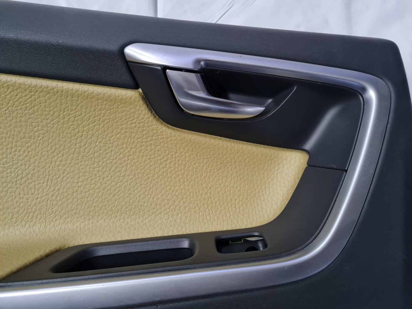 Aizmugurējo kreiso durvju apdare priekš VOLVO XC 60 2009 8 Aizmugurējo kreiso durvju apdare priekš VOLVO XC 60 2009