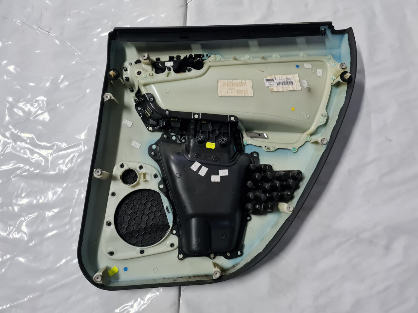 Aizmugurējo kreiso durvju apdare priekš VOLVO XC 60 2009 7 Aizmugurējo kreiso durvju apdare priekš VOLVO XC 60 2009