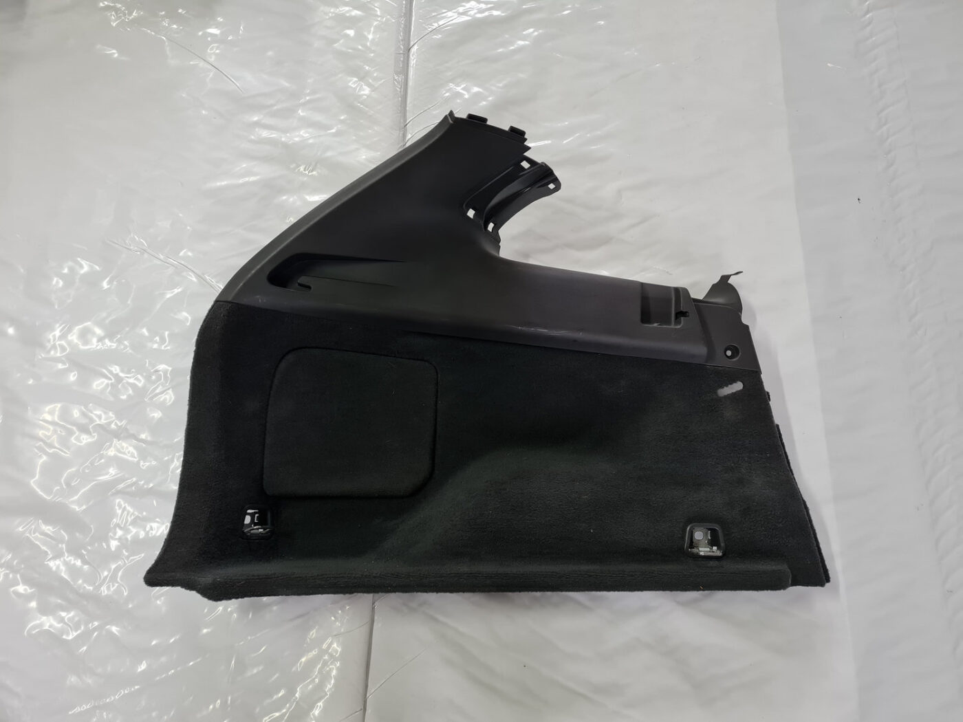 Bagāžnieka nodalījuma sānu apdare priekš VOLVO XC 60 2009 1 Bagāžnieka nodalījuma sānu apdare priekš VOLVO XC 60 2009