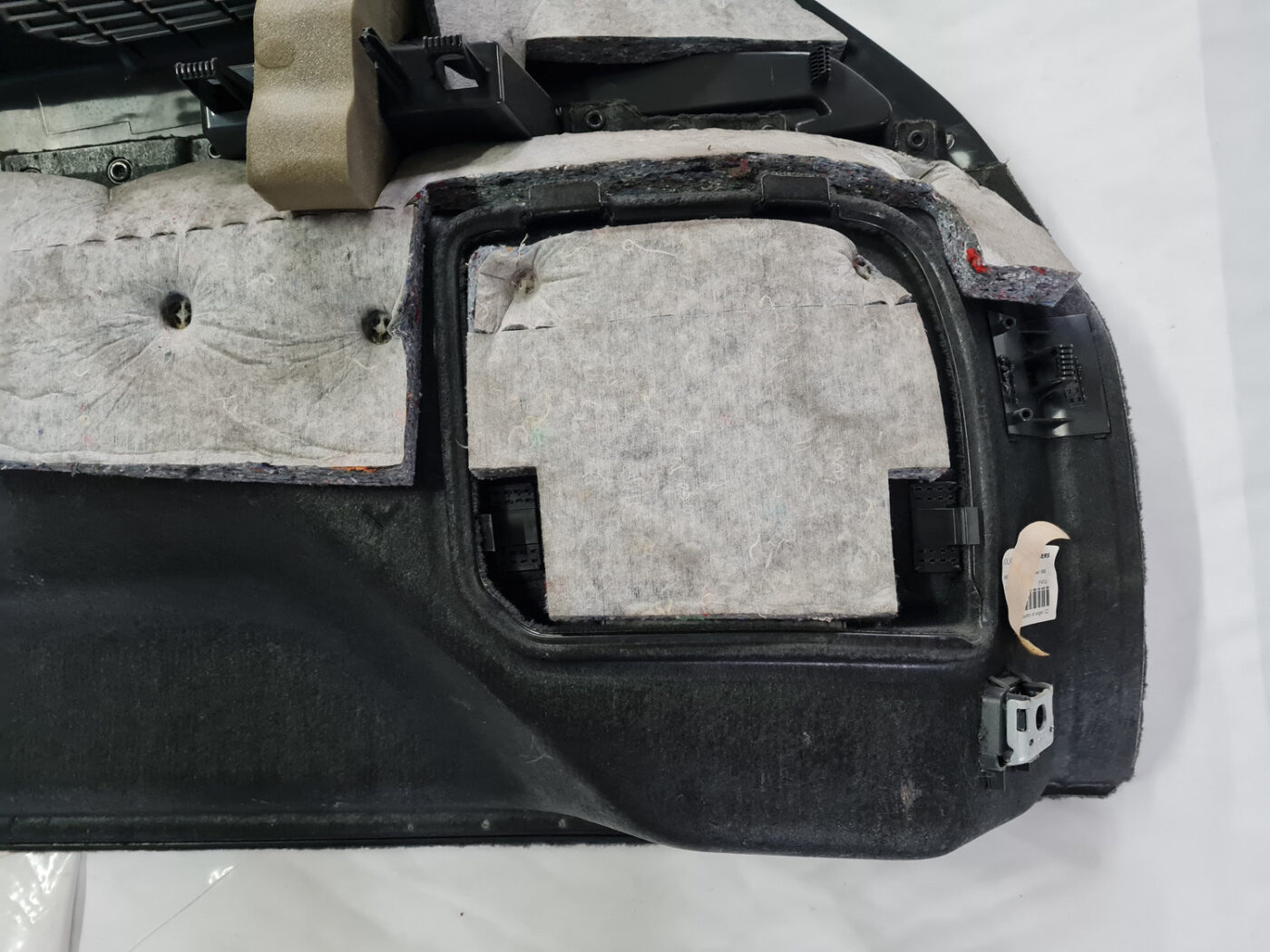 Bagāžnieka nodalījuma sānu apdare priekš VOLVO XC 60 2009 8 Bagāžnieka nodalījuma sānu apdare priekš VOLVO XC 60 2009