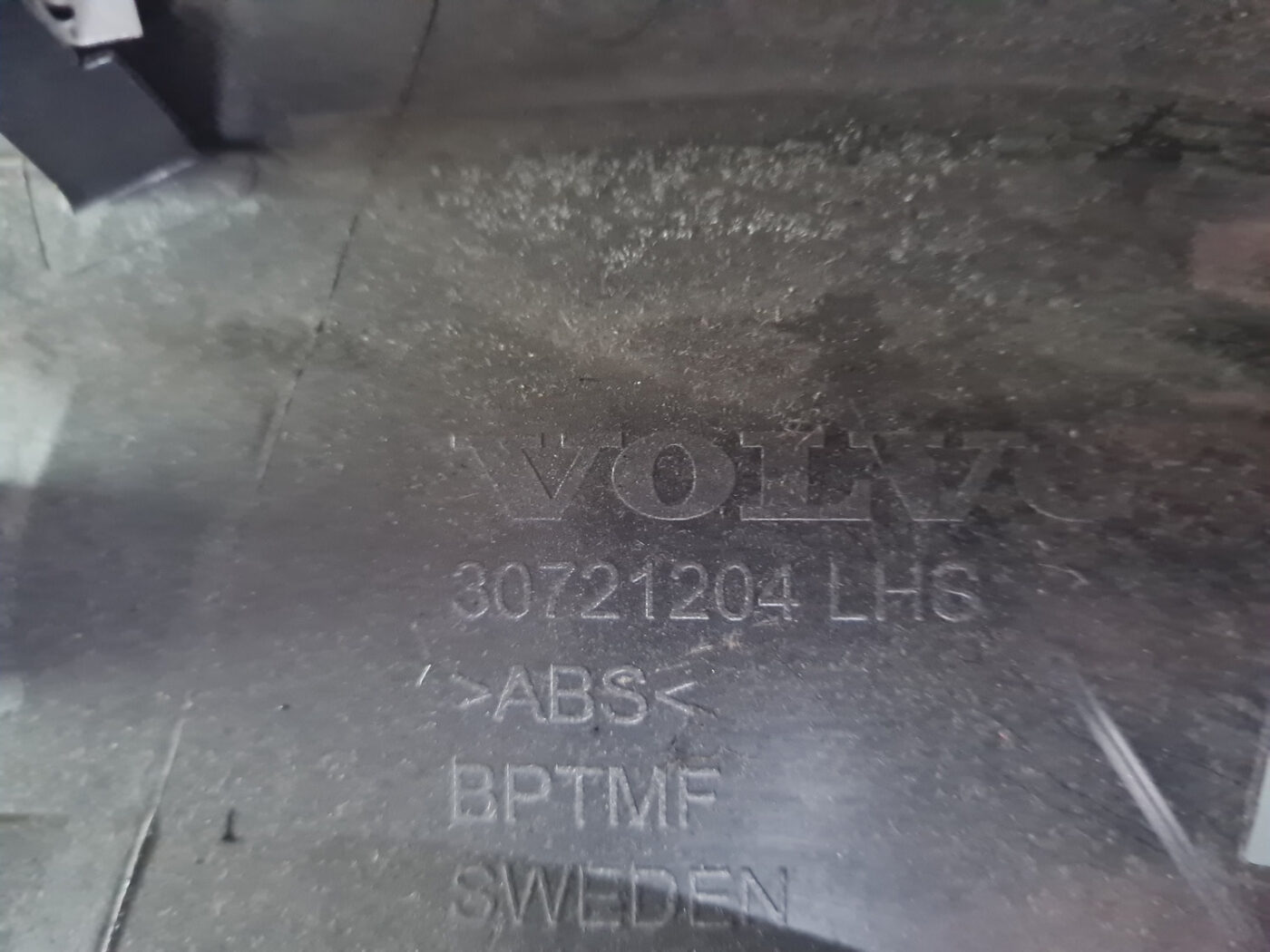 Bagāžnieka nodalījuma sānu apdare priekš VOLVO XC 60 2009 3 Bagāžnieka nodalījuma sānu apdare priekš VOLVO XC 60 2009