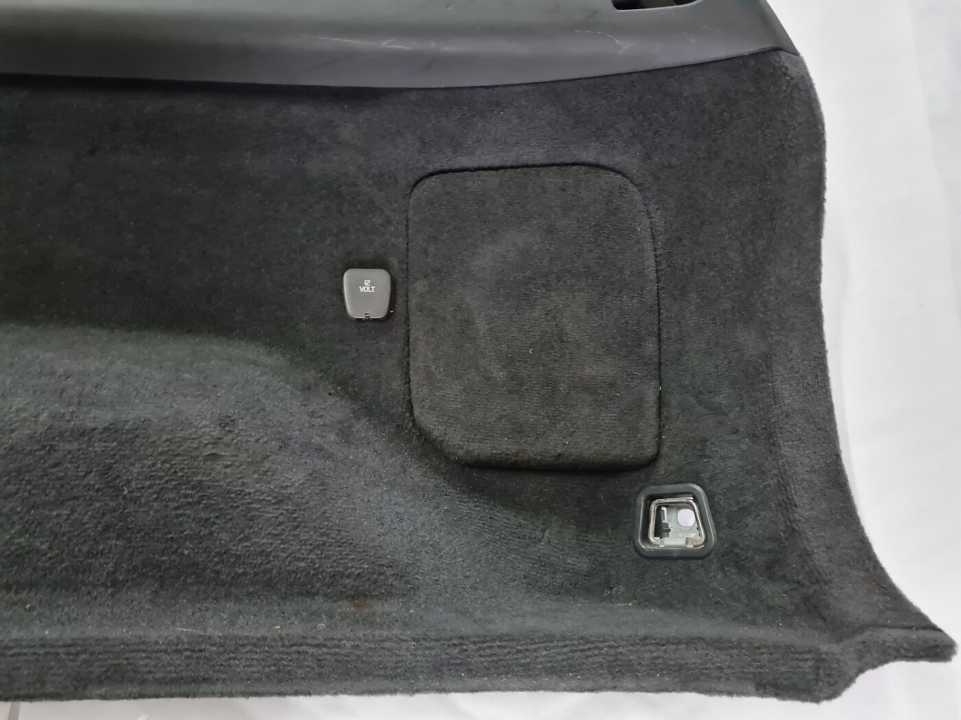 Bagāžnieka nodalījuma sānu apdare priekš VOLVO XC 60 2009 10 Bagāžnieka nodalījuma sānu apdare priekš VOLVO XC 60 2009