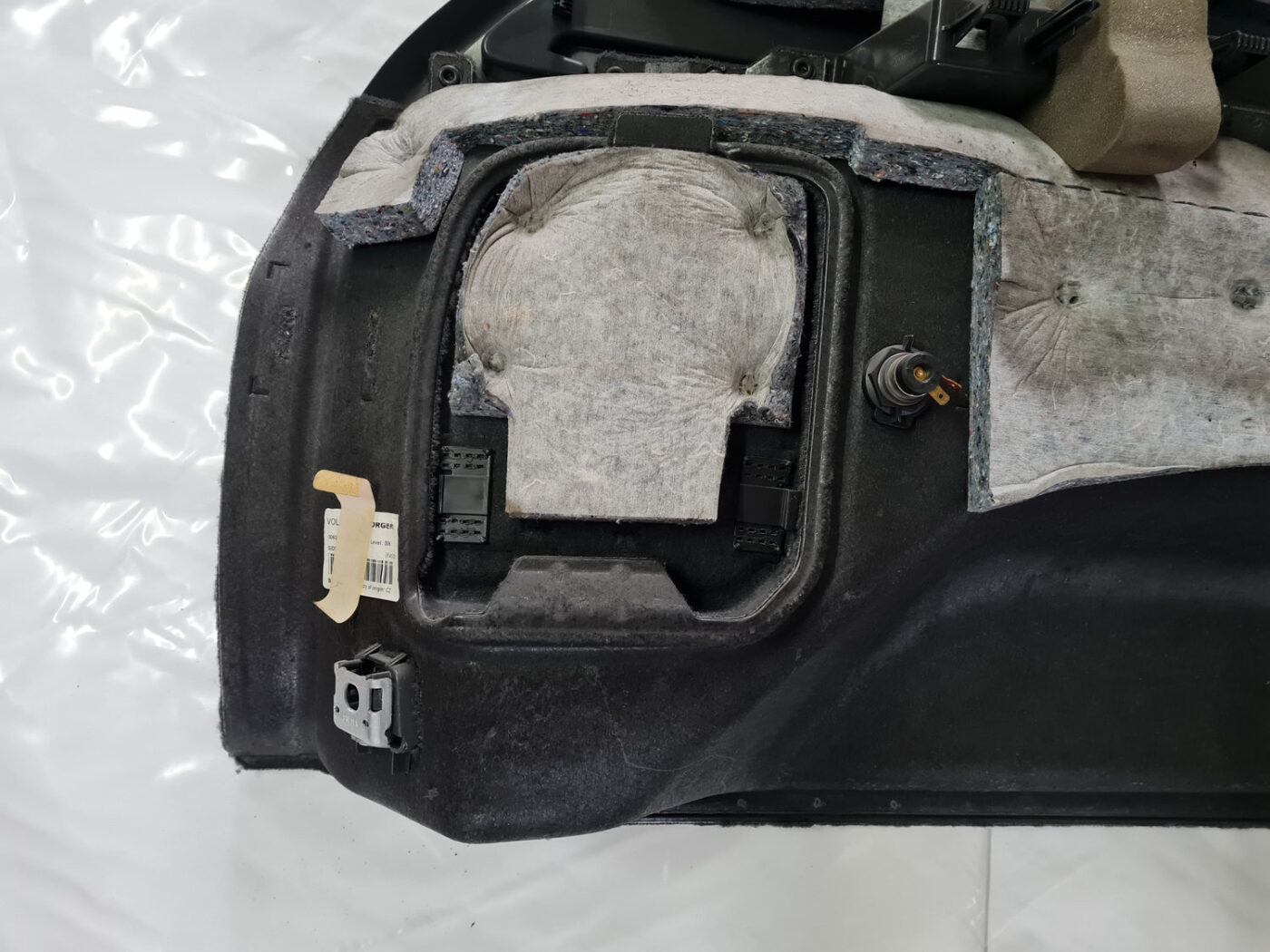 Bagāžnieka nodalījuma sānu apdare priekš VOLVO XC 60 2009 8 Bagāžnieka nodalījuma sānu apdare priekš VOLVO XC 60 2009