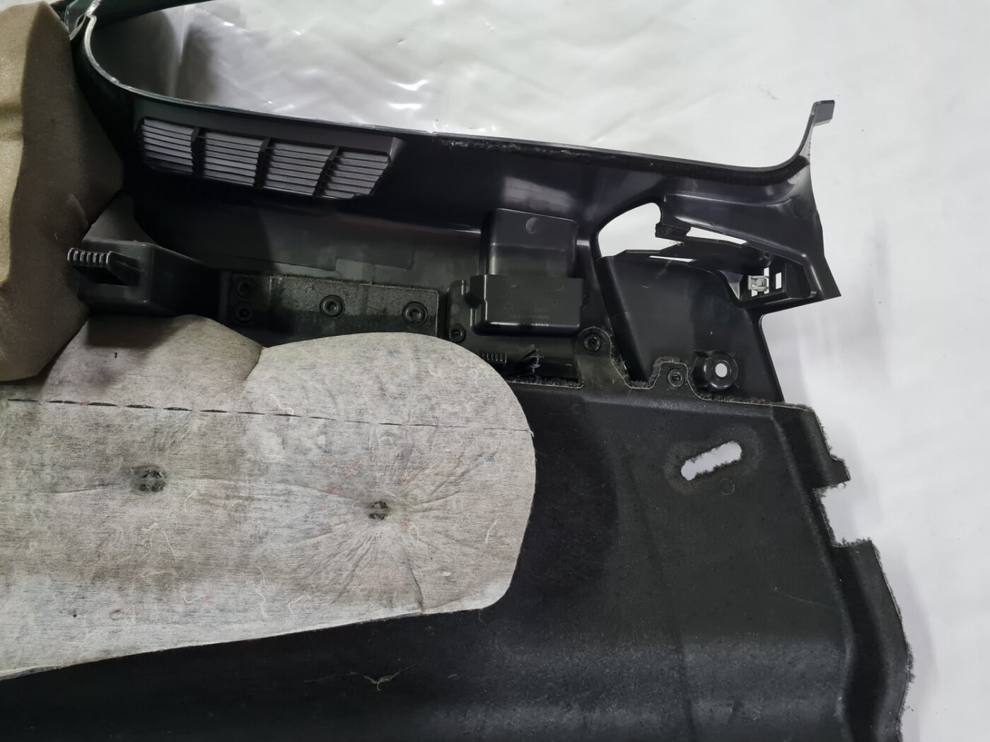 Bagāžnieka nodalījuma sānu apdare priekš VOLVO XC 60 2009 6 Bagāžnieka nodalījuma sānu apdare priekš VOLVO XC 60 2009