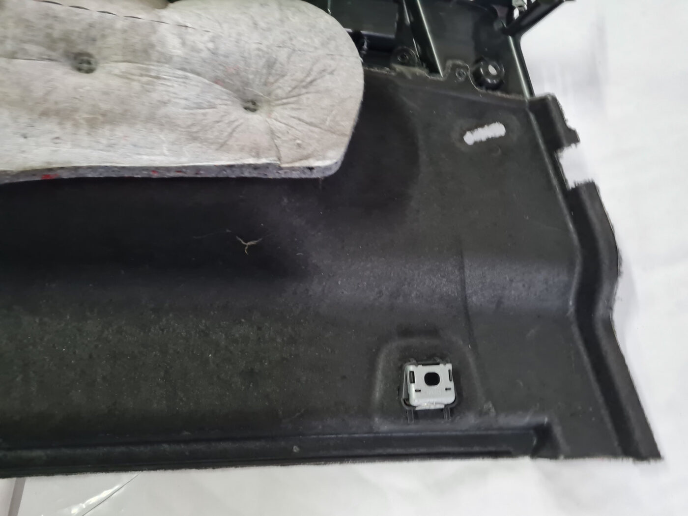 Bagāžnieka nodalījuma sānu apdare priekš VOLVO XC 60 2009 5 Bagāžnieka nodalījuma sānu apdare priekš VOLVO XC 60 2009