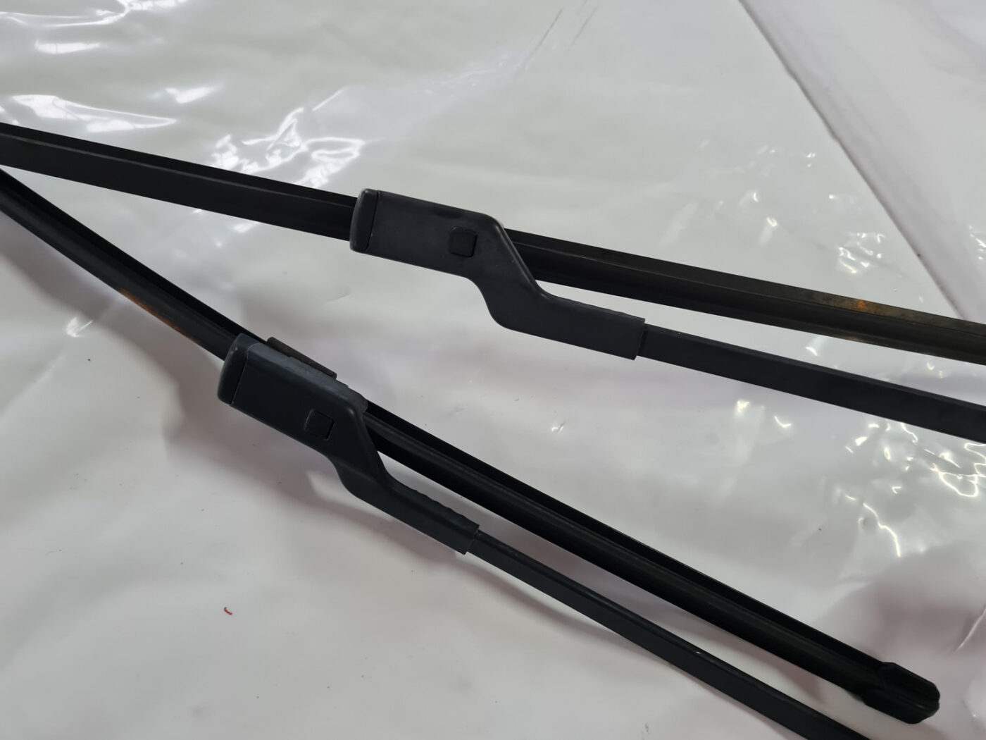 Vējstikla slotu turētāju komplekts priekš VOLVO XC 60 2009 8 Vējstikla slotu turētāju komplekts priekš VOLVO XC 60 2009