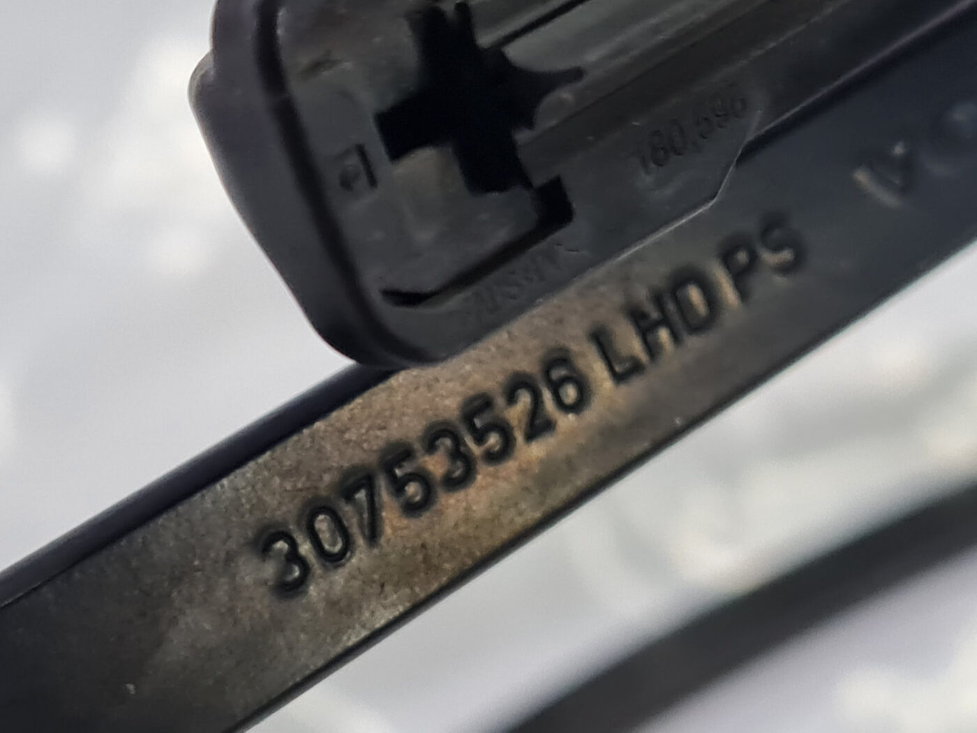 Vējstikla slotu turētāju komplekts priekš VOLVO XC 60 2009 6 Vējstikla slotu turētāju komplekts priekš VOLVO XC 60 2009