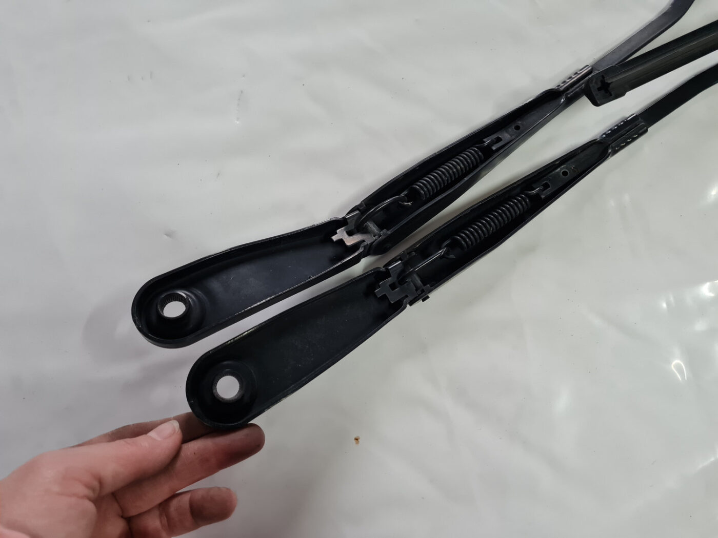 Vējstikla slotu turētāju komplekts priekš VOLVO XC 60 2009 4 Vējstikla slotu turētāju komplekts priekš VOLVO XC 60 2009