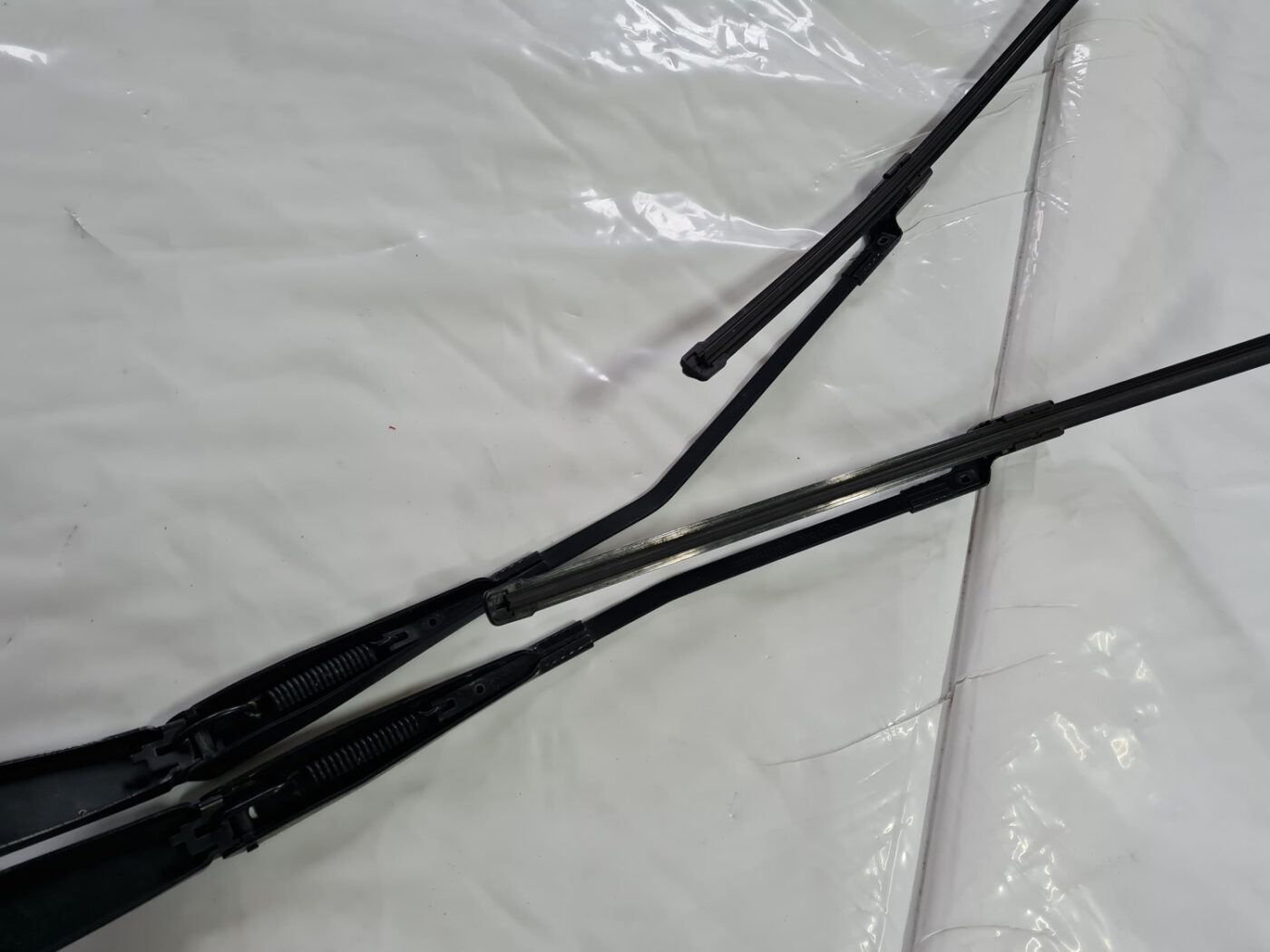 Vējstikla slotu turētāju komplekts priekš VOLVO XC 60 2009 3 Vējstikla slotu turētāju komplekts priekš VOLVO XC 60 2009