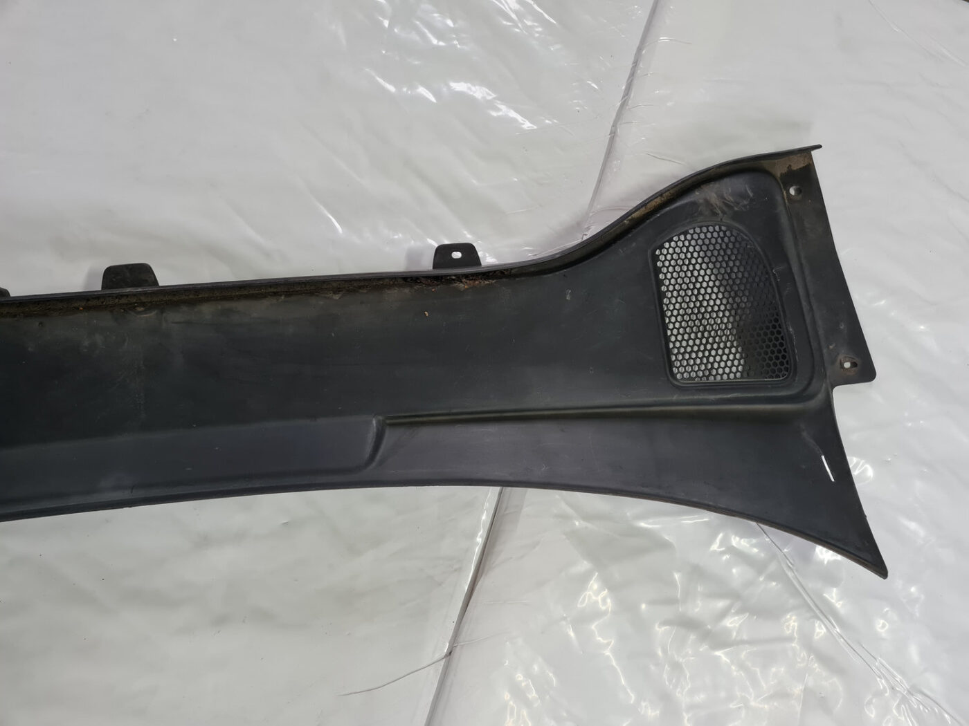 Vējstikla uzlikas (deflektora) režģis priekš VOLVO XC 60 2009 11 Vējstikla uzlikas (deflektora) režģis priekš VOLVO XC 60 2009