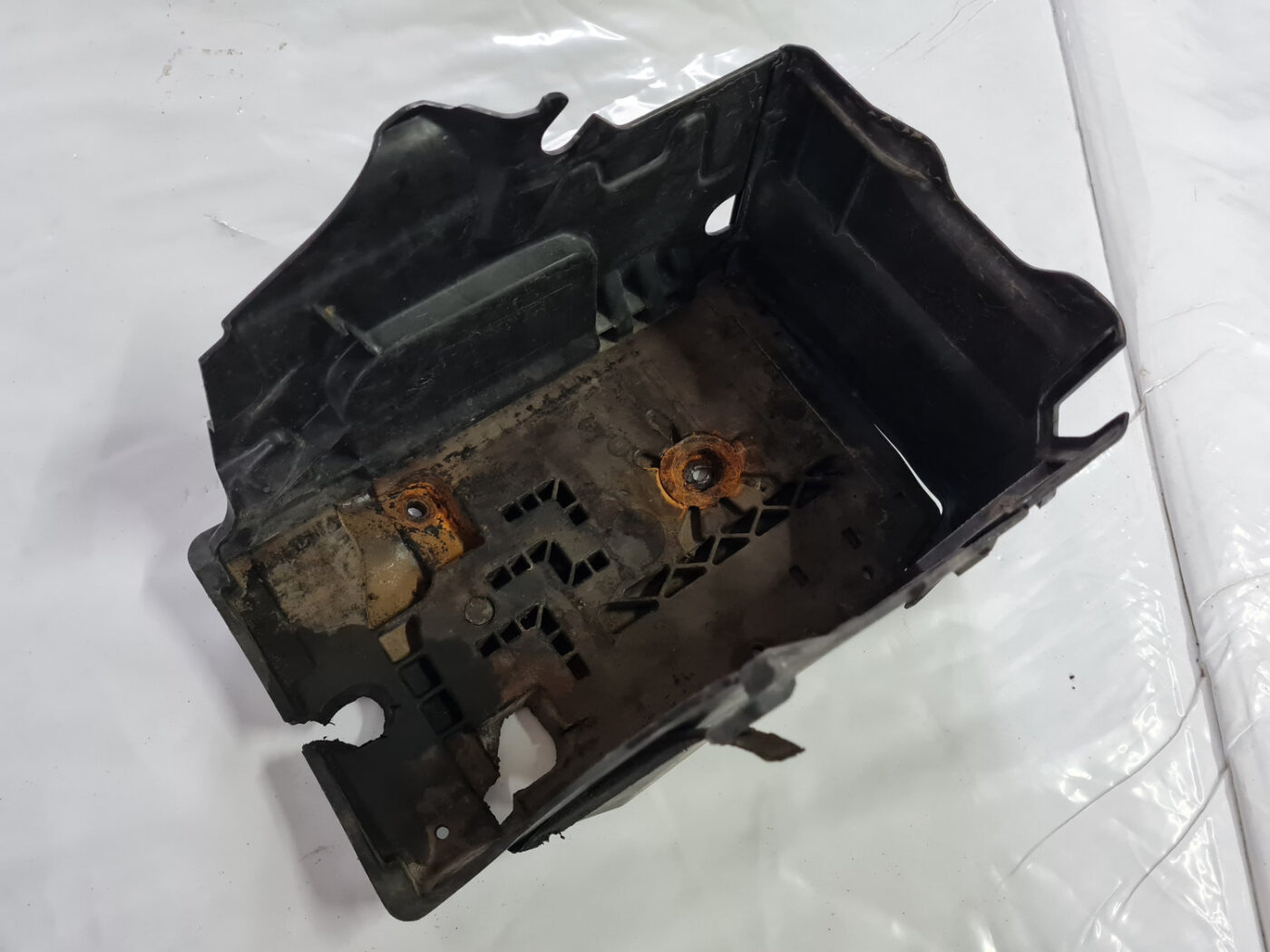 Akumulatora stiprināšanas korpuss priekš VOLVO XC 60 2009 2 Akumulatora stiprināšanas korpuss priekš VOLVO XC 60 2009