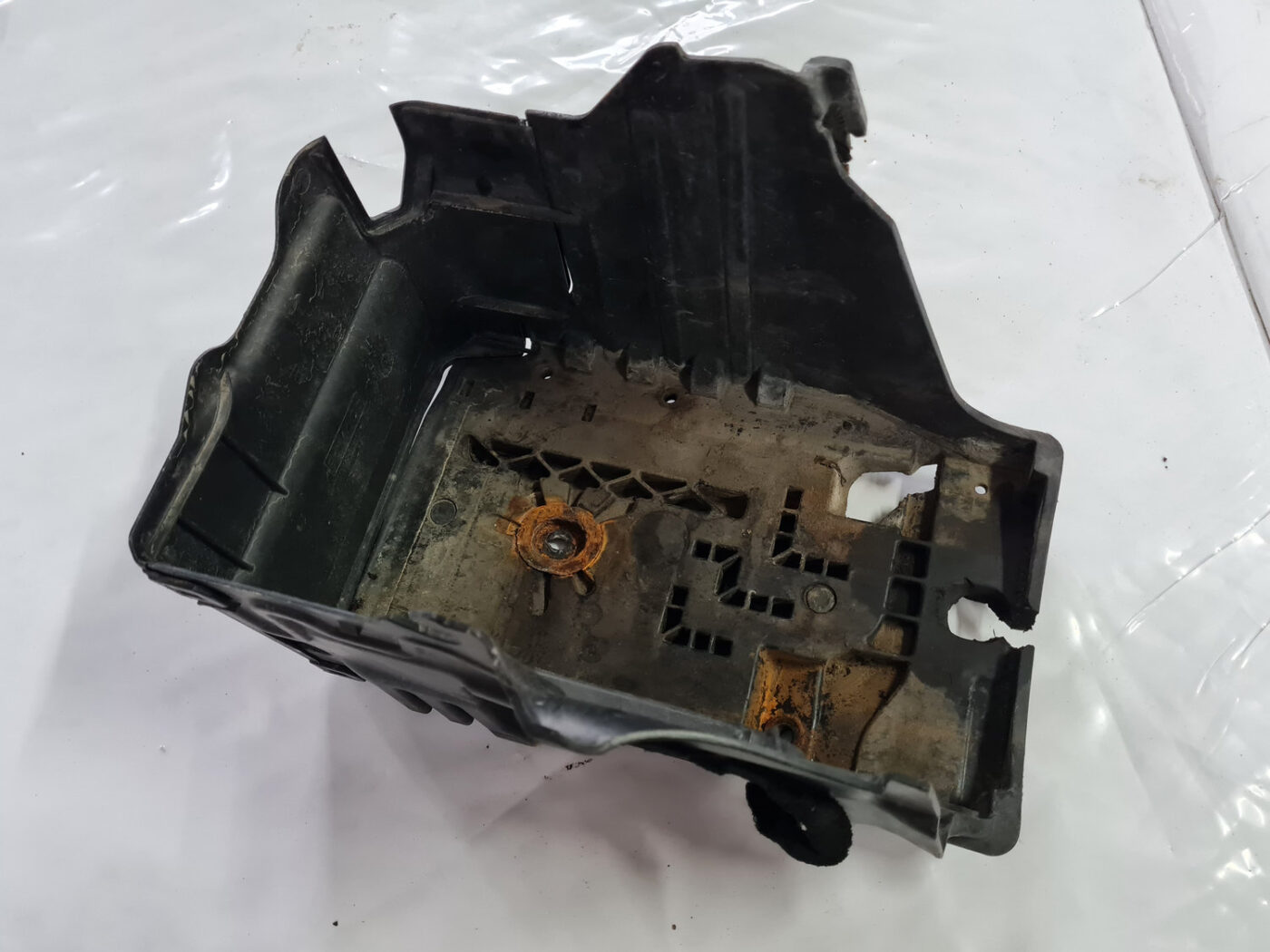 Akumulatora stiprināšanas korpuss priekš VOLVO XC 60 2009 7 Akumulatora stiprināšanas korpuss priekš VOLVO XC 60 2009