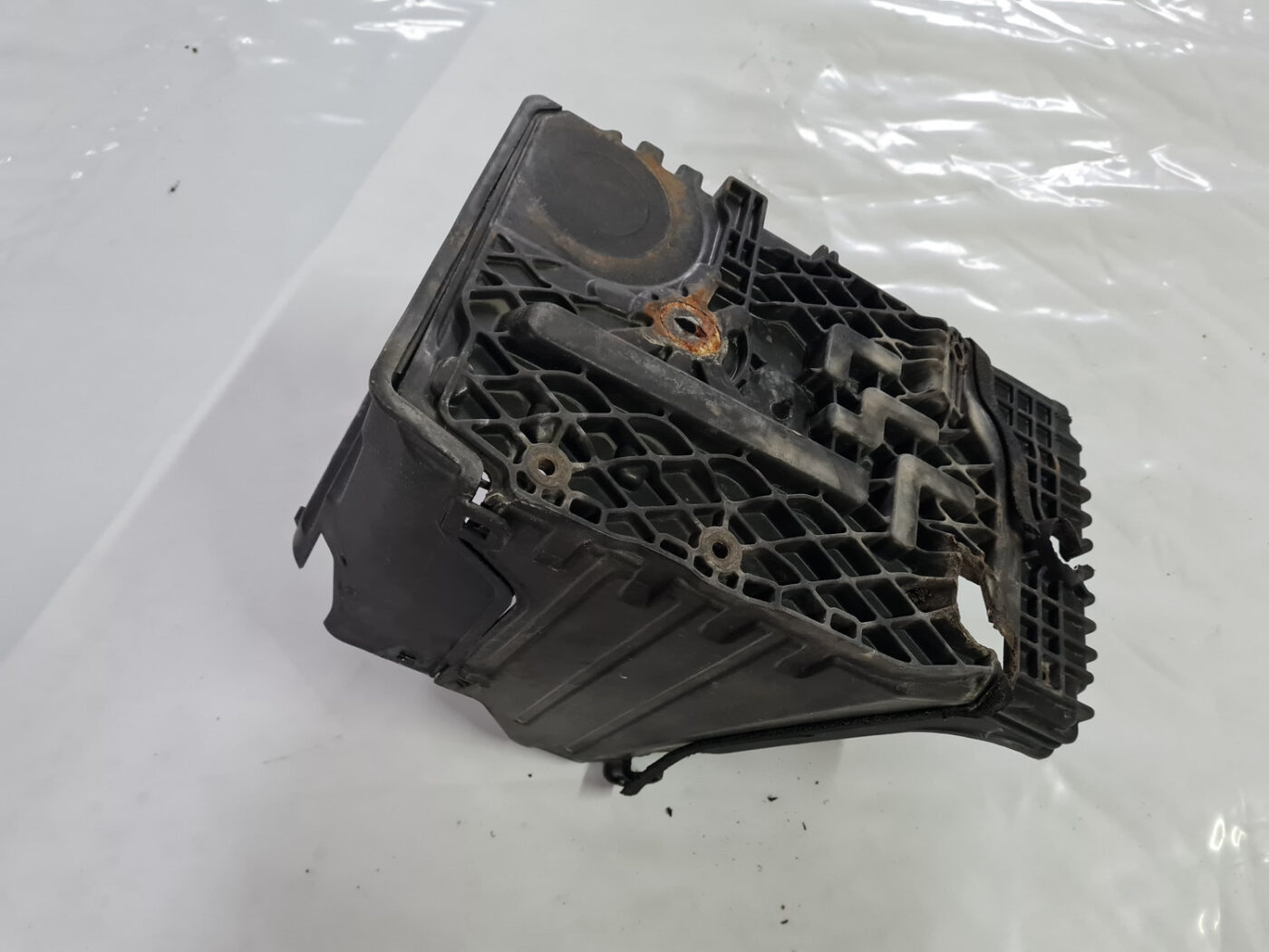 Akumulatora stiprināšanas korpuss priekš VOLVO XC 60 2009 4 Akumulatora stiprināšanas korpuss priekš VOLVO XC 60 2009