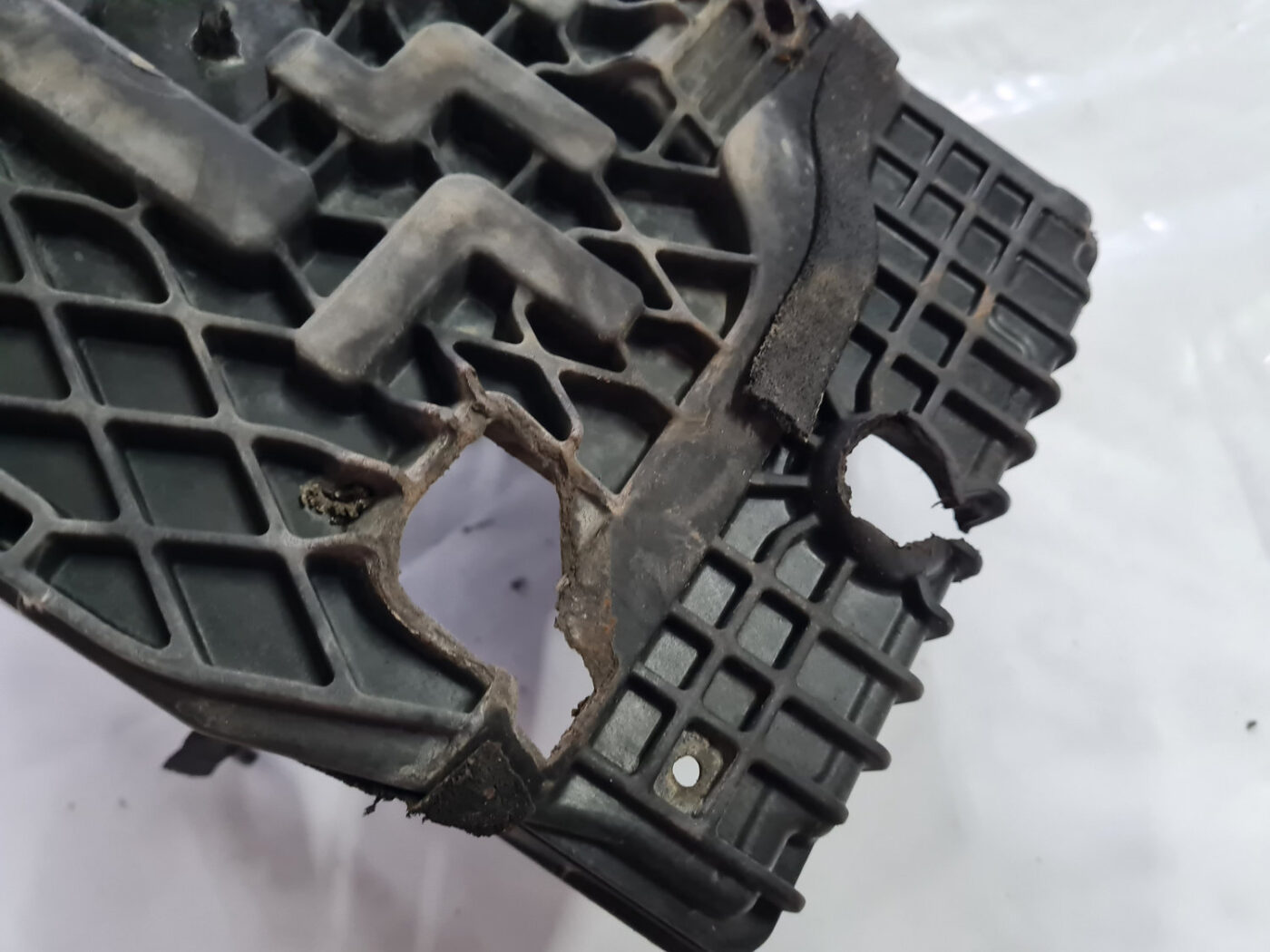 Akumulatora stiprināšanas korpuss priekš VOLVO XC 60 2009 3 Akumulatora stiprināšanas korpuss priekš VOLVO XC 60 2009