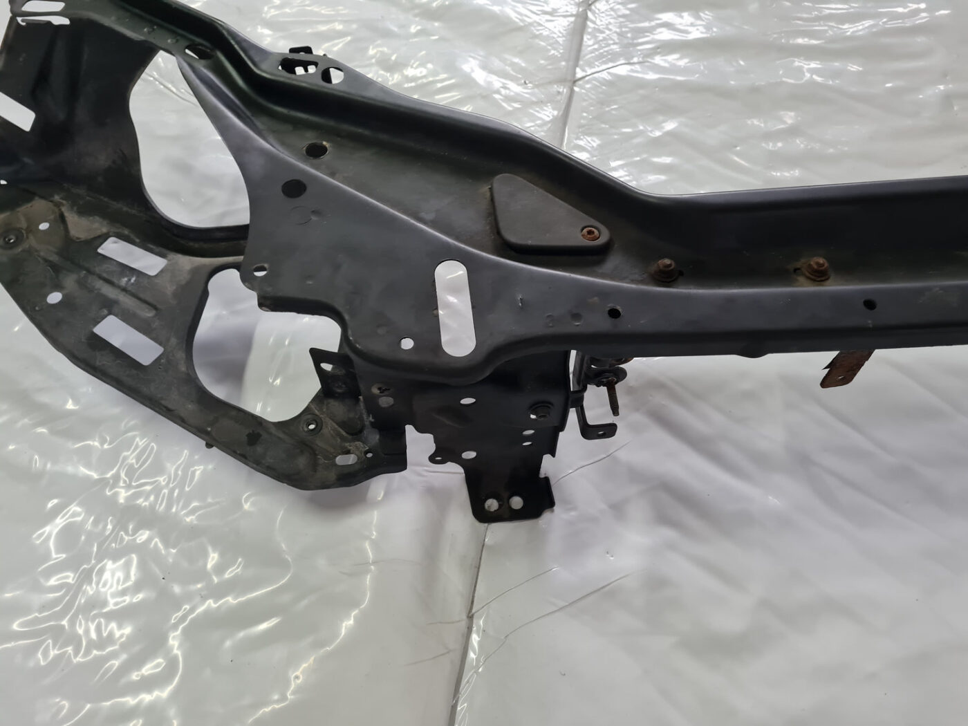 Priekšējā radiatora rāmja augšēja daļa priekš VOLVO XC 60 2009 14 Priekšējā radiatora rāmja augšēja daļa priekš VOLVO XC 60 2009