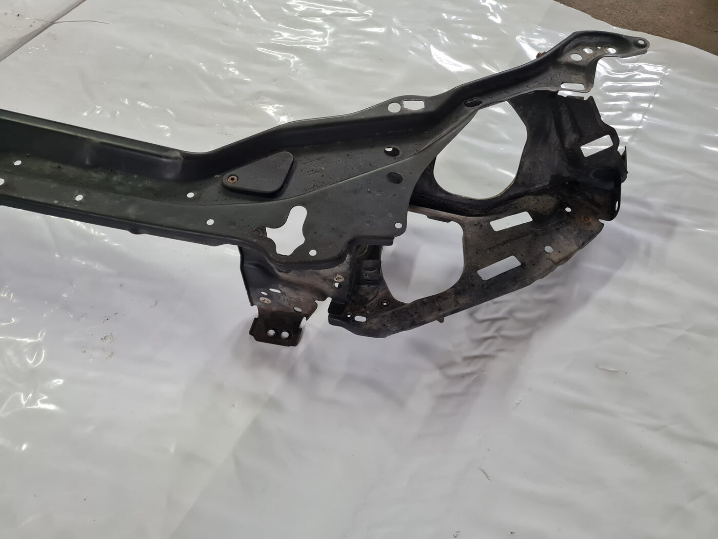 Priekšējā radiatora rāmja augšēja daļa priekš VOLVO XC 60 2009 12 Priekšējā radiatora rāmja augšēja daļa priekš VOLVO XC 60 2009