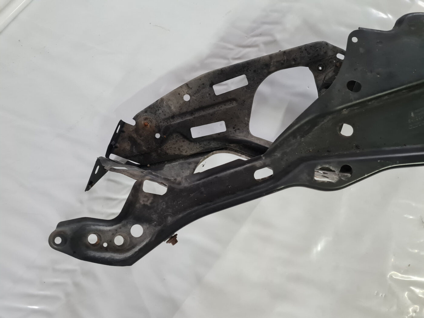 Priekšējā radiatora rāmja augšēja daļa priekš VOLVO XC 60 2009 10 Priekšējā radiatora rāmja augšēja daļa priekš VOLVO XC 60 2009