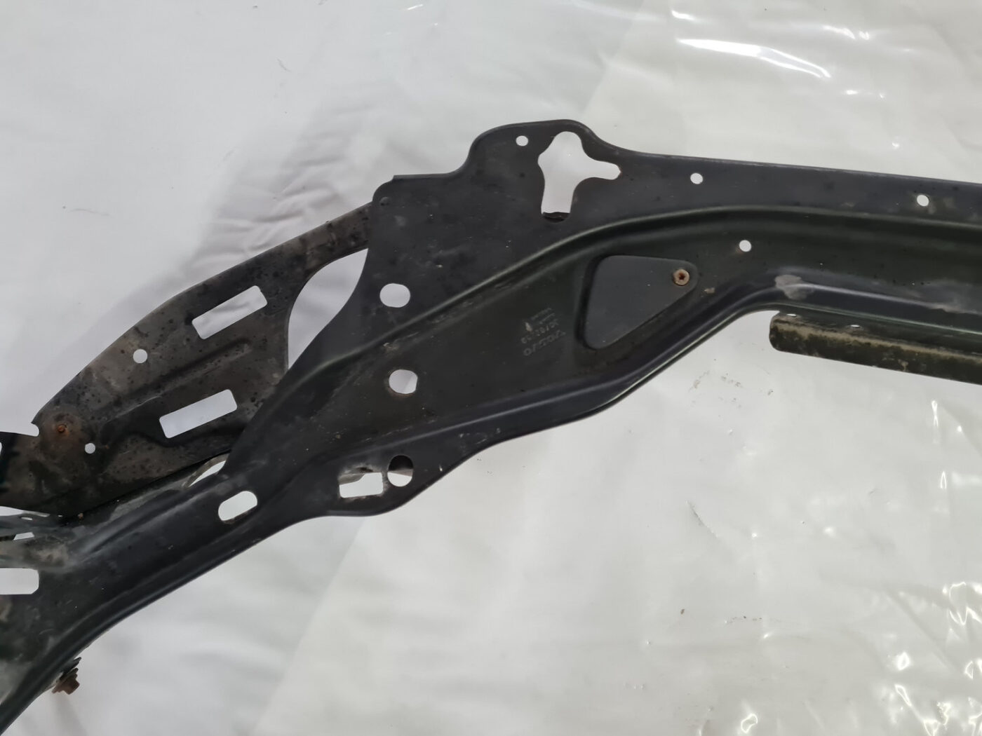 Priekšējā radiatora rāmja augšēja daļa priekš VOLVO XC 60 2009 9 Priekšējā radiatora rāmja augšēja daļa priekš VOLVO XC 60 2009