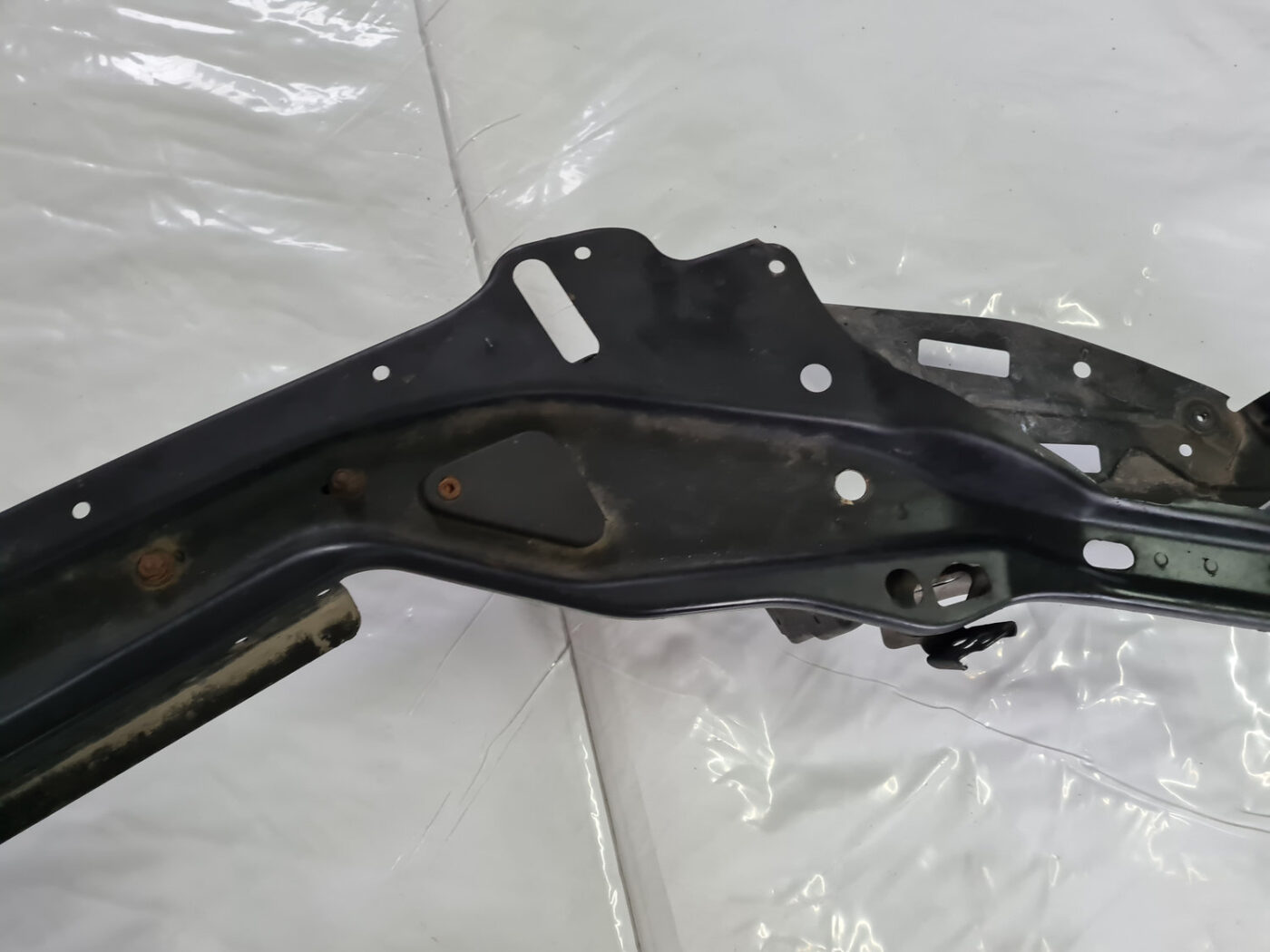 Priekšējā radiatora rāmja augšēja daļa priekš VOLVO XC 60 2009 8 Priekšējā radiatora rāmja augšēja daļa priekš VOLVO XC 60 2009