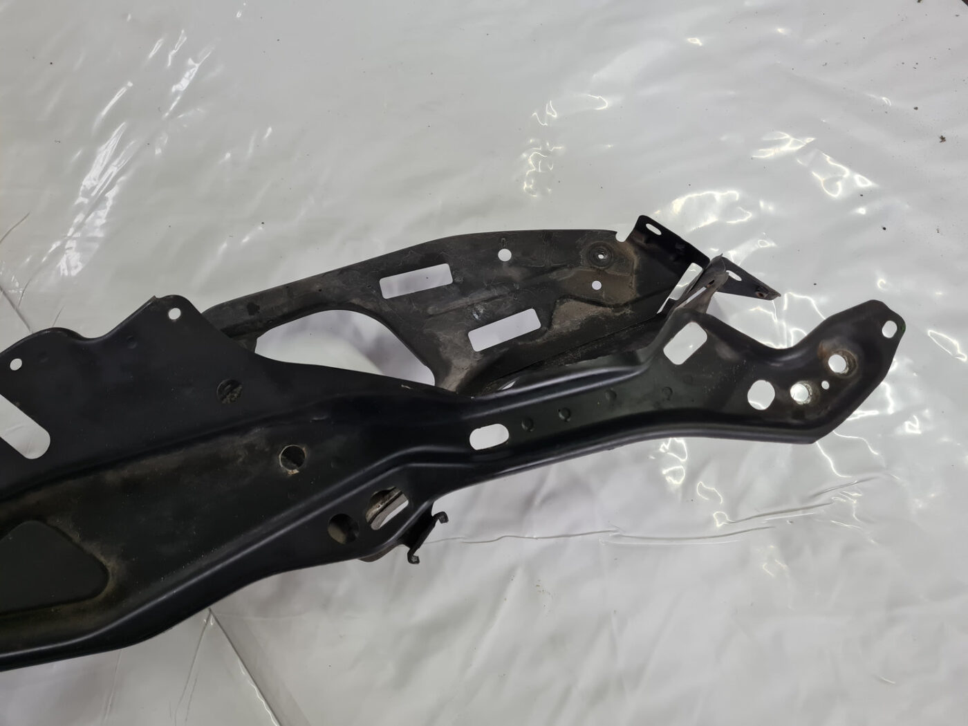 Priekšējā radiatora rāmja augšēja daļa priekš VOLVO XC 60 2009 7 Priekšējā radiatora rāmja augšēja daļa priekš VOLVO XC 60 2009